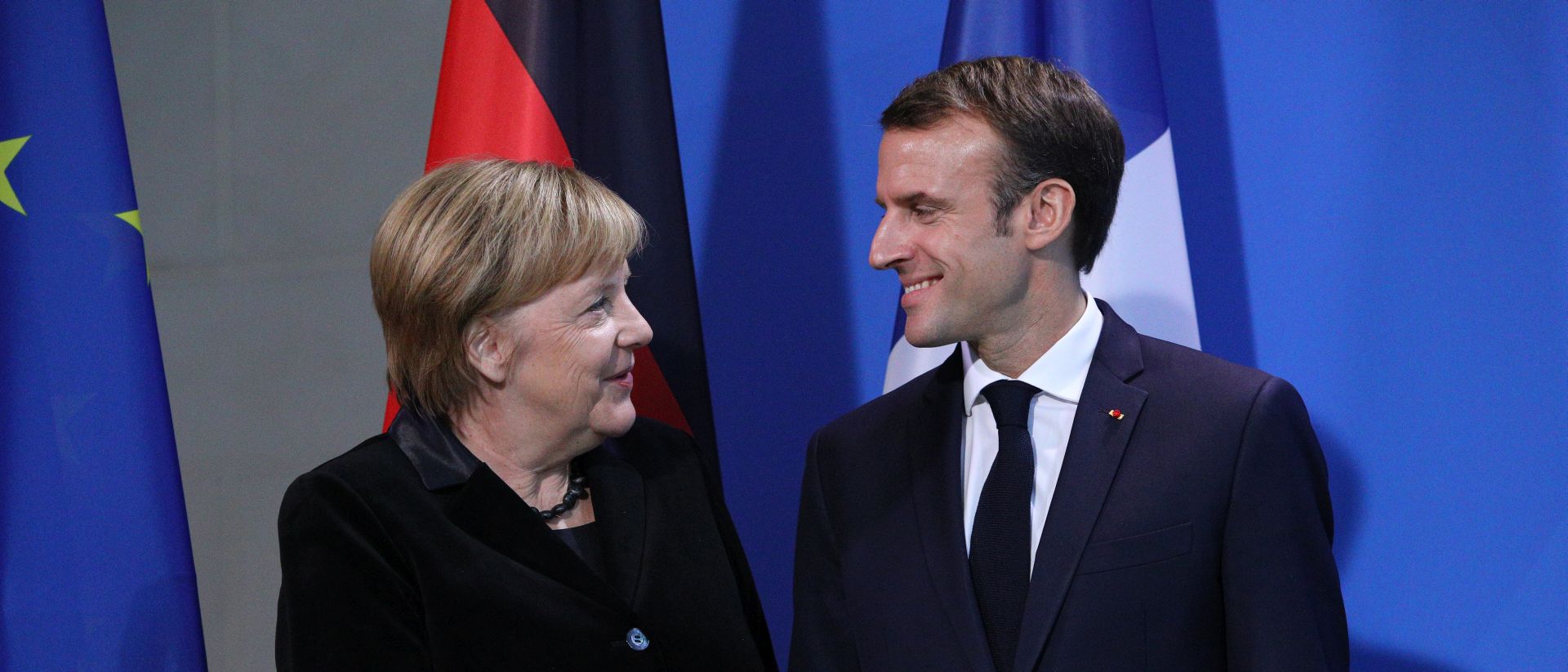 epa07175347 German Chancellor Angela Merkel and French President Emmanuel Macron,shake hands during a joint press conference at the German Chancellery in Berlin, Germany, 18 November 2018. German Chancellor Angela Merkel and French President Emmanuel Macron met for bilateral talks following their participation in a ceremony for the National day of mourning for the victims of wars and dictatorship.  EPA/OMER MESSINGER