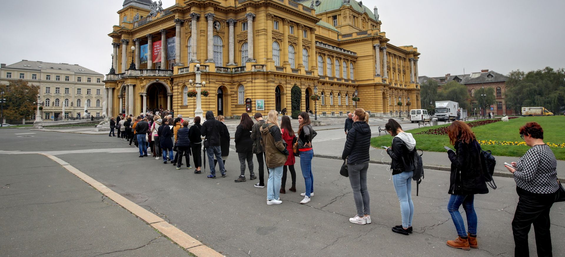 Zagreb, 05.11.2018 - Kolona ljudi ispred Hrvatskog narodnog kazalita koji èekaju na poèetak prodaje ulaznica za balet 'Oraar'.
foto HINA/ Damir SENÈAR /ds