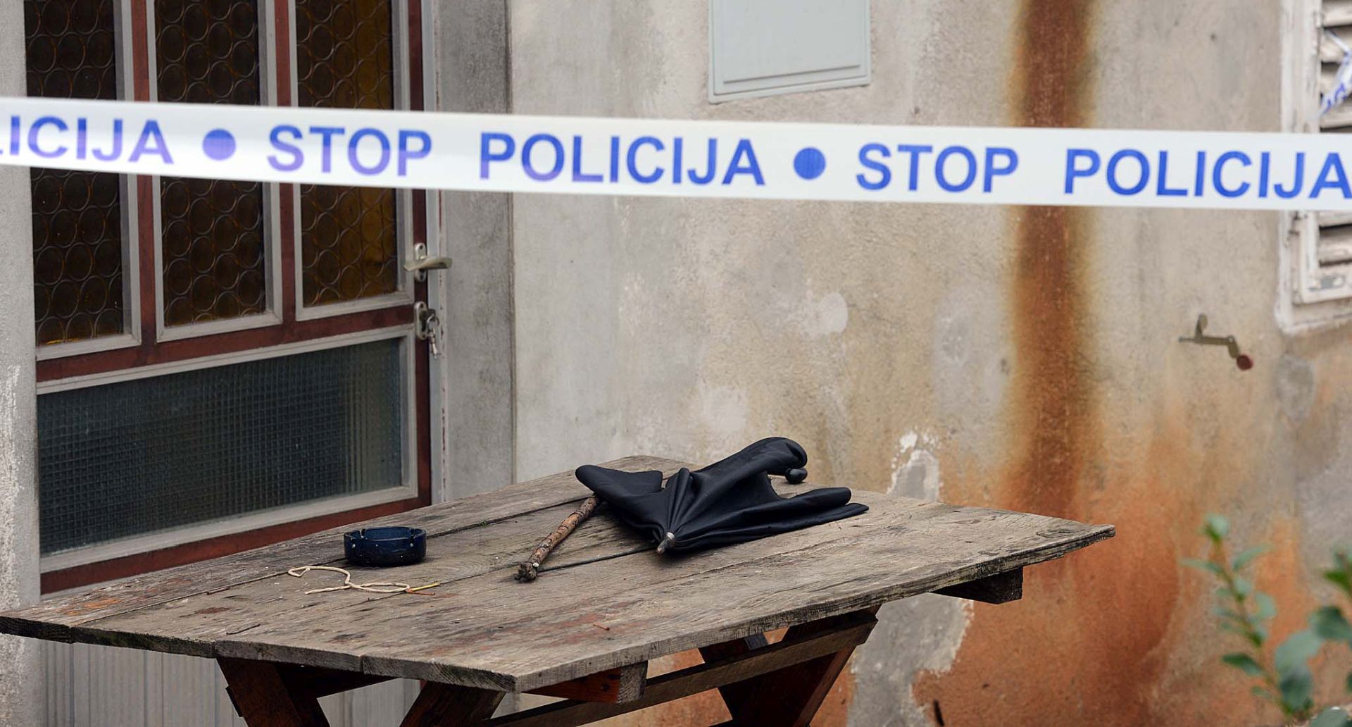 Galovac, 11.11.2013 - Zadarska policija sinoæ je, nakon dojave, u kuæi u Galovcu kod Zadra pronala mrtvo tijelo 85-godinje ene, a sumnja da je ubijena. Na slici pripadnici policije tijekom oèevida.
foto FaH/ ds