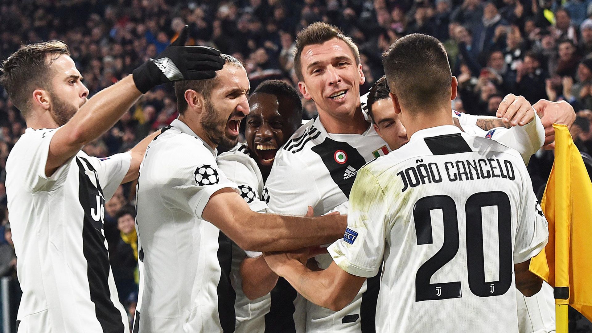 epa07193821 Juventus' Mario Mandzukic (2-R) celebrates with teammates scoring the 1-0 lead during the UEFA Champions League group H soccer match between Juventus FC and Valencia at the Allianz stadium in Turin, Italy, 27 November 2018.  EPA/ANDREA DI MARCO