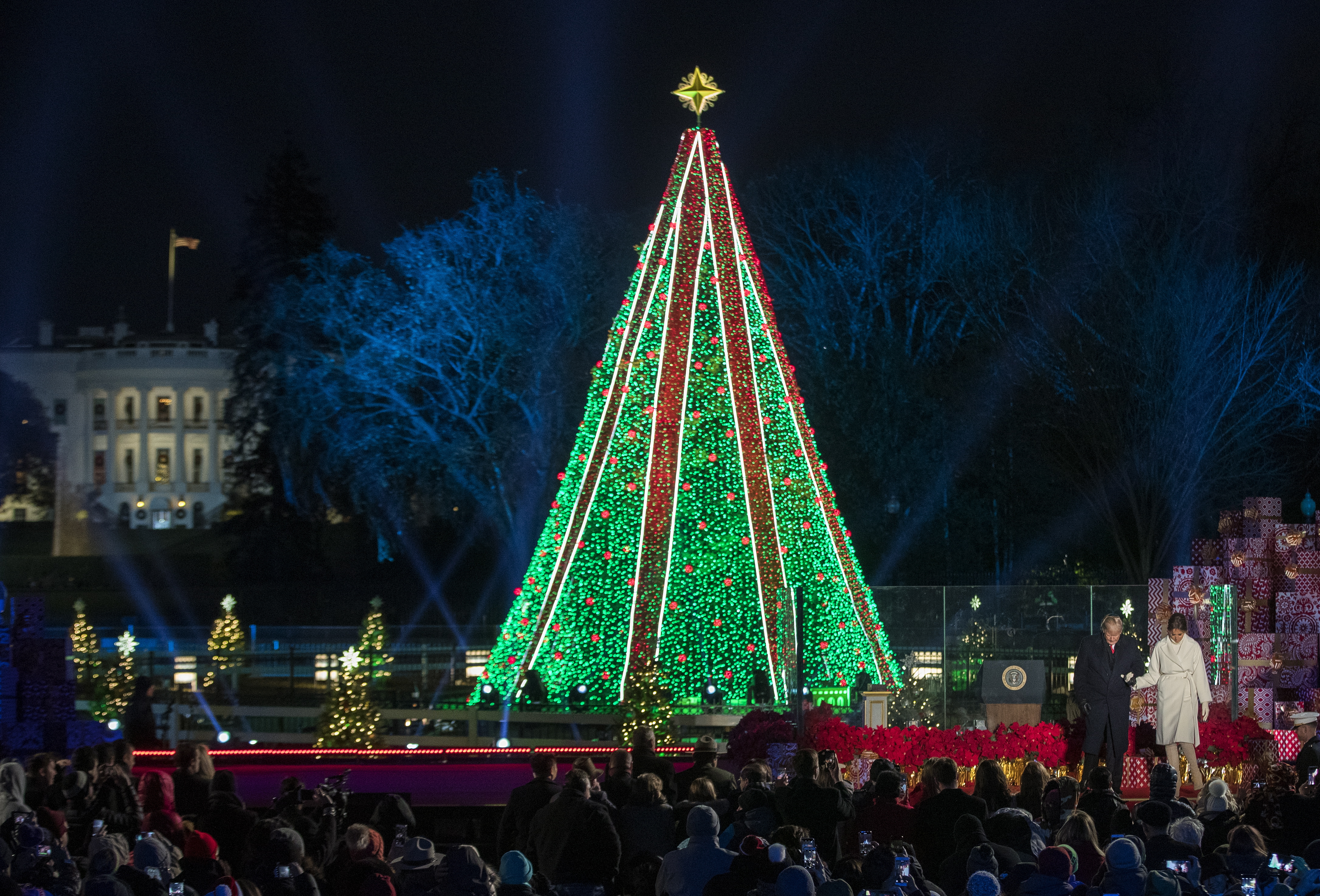 epa07196430 US President Donald J. Trump (2nd R) and First Lady Melania Trump (R) participate in the 2018 National Christmas Tree Lighting at The Ellipse in President's Park south of the White House in Washington, DC, USA, 28 November 2018. This is the 96th annual lighting ceremony.  EPA/ERIK S. LESSER