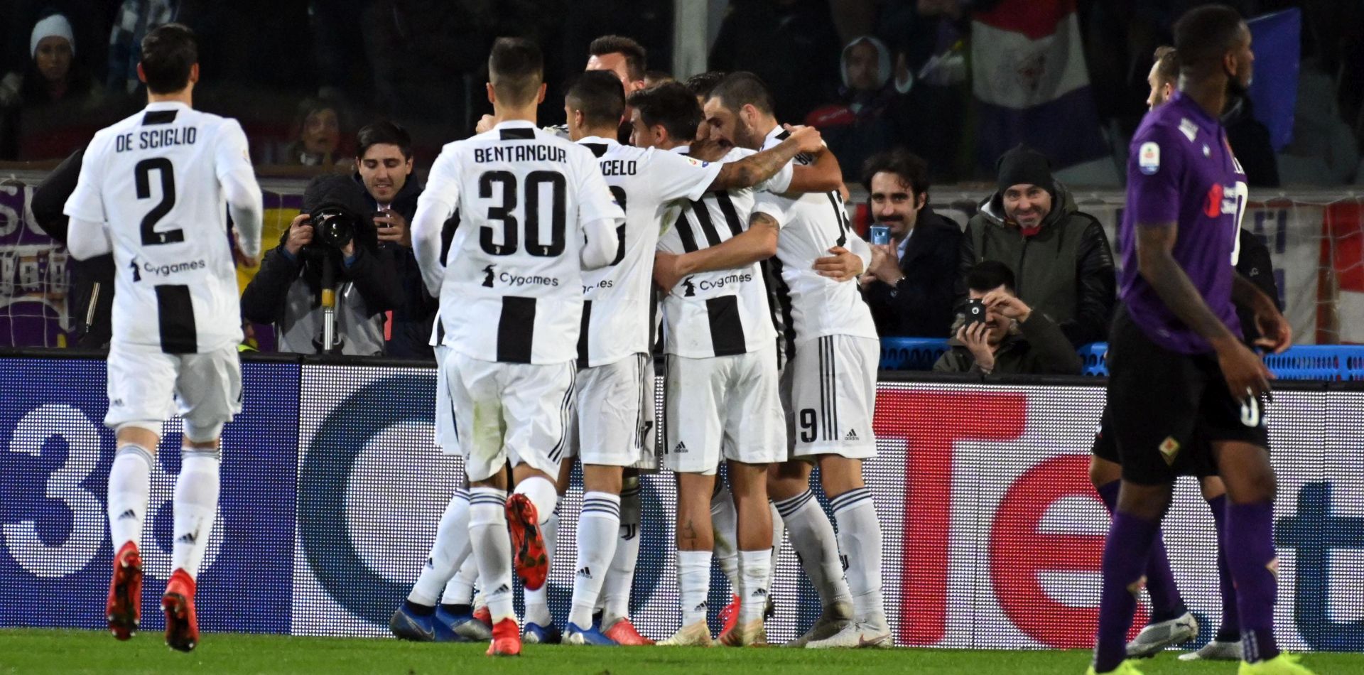 epa07202294 Juventus' players celebrate during the Italian Serie A soccer match between ACF Fiorentina and Juventus FC at the Artemio Franchi stadium in Florence, Italy, 01 December 2018.  EPA/CLAUDIO GIOVANNINI