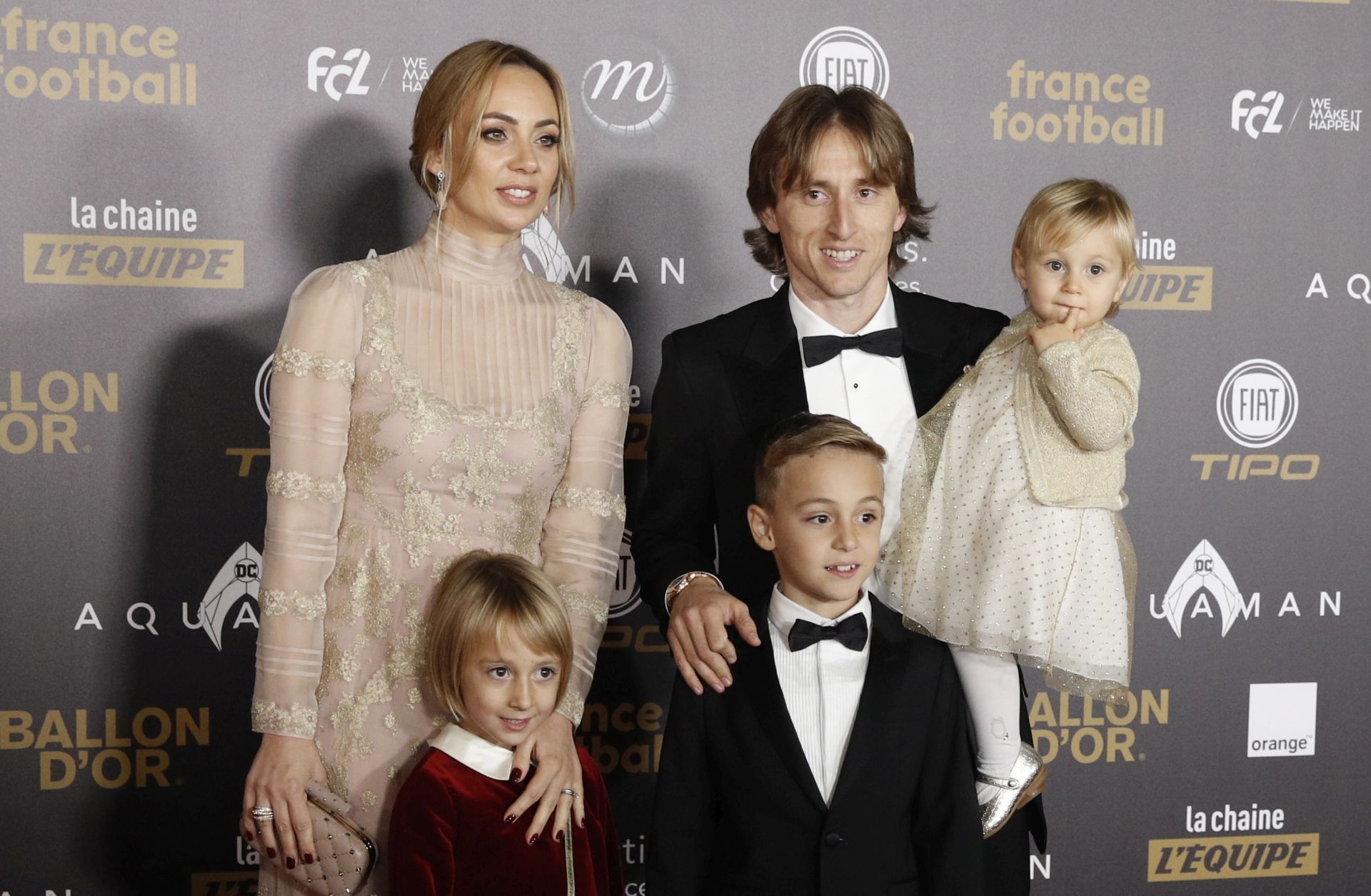 epaselect epa07206693 Real Madrid's Luka Modric and his wife Vanja Bosnic arrive with their children to the 'Ballon d'Or' (Golden ball) to the 'Ballon d'Or' (Golden ball) award ceremony for the best European footballers of the year, in Paris, France, 03 December 2018.  EPA/YOAN VALAT