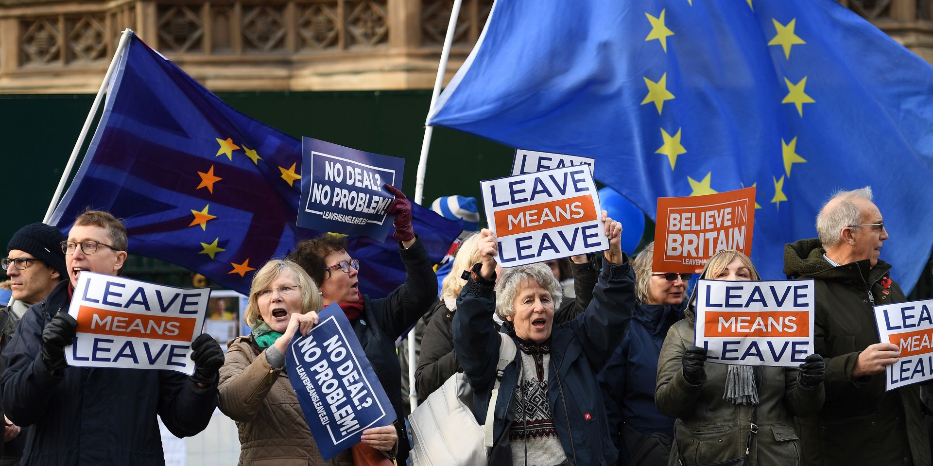 epa07209825 Pro-Brexit demonstrate outside parliament in London, Britain, 05 December 2018. Prime Minister Theresa May is holding five days of debate over Brexit at parliament hoping to persuade MP's to vote for her deal.  EPA/ANDY RAIN