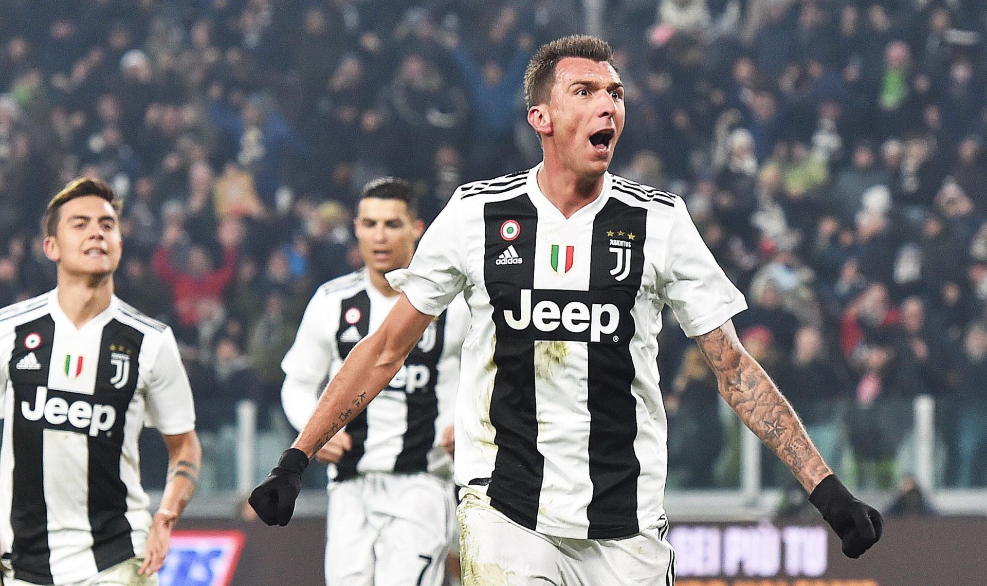 epa07215656 Juventus's Mario Mandzukic jubilates after scoring the 1-0 during the italian Serie A soccer match Juventus FC vs Inter FC at the Allianz stadium in Turin, Italy, 7 December 2018.  EPA/ANDREA DI MARCO