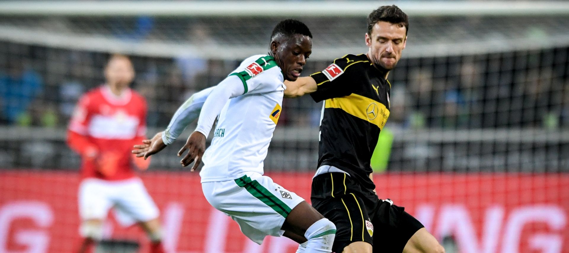 epa07220080 Moenchengladbach's Denis Zakaria (L) in action against Stuttgart's Christian Gentner (R) during the German Bundesliga soccer match between Borussia Moenchengladbach and VfB Stuttgart in Moenchengladbach, Germany, 09 December 2018.  EPA/SASCHA STEINBACH CONDITIONS - ATTENTION: The DFL regulations prohibit any use of photographs as image sequences and/or quasi-video.