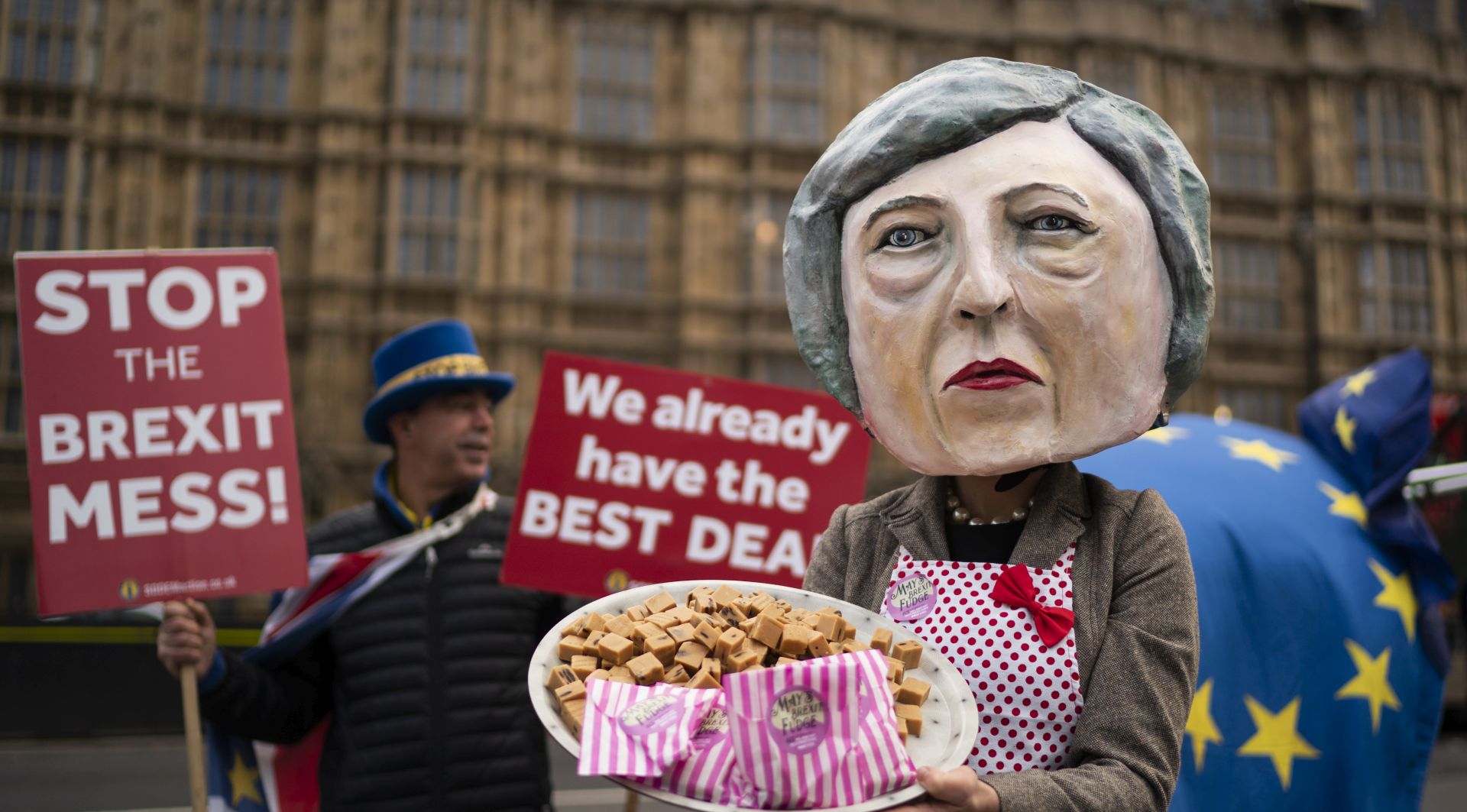 epa07221280 Anti-Brexit campaigner dressed as British Prime Minister Theresa May holding a plate of fudge poses for photographers outside Houses of Parliament in Central London, Britain, 10 December 2018. Prime Minister May faces a vote in the House of Commons tomorrow on her draft agreement with the European Union which is due to take the United Kingdom out of the European Union in March 2019.  EPA/WILL OLIVER