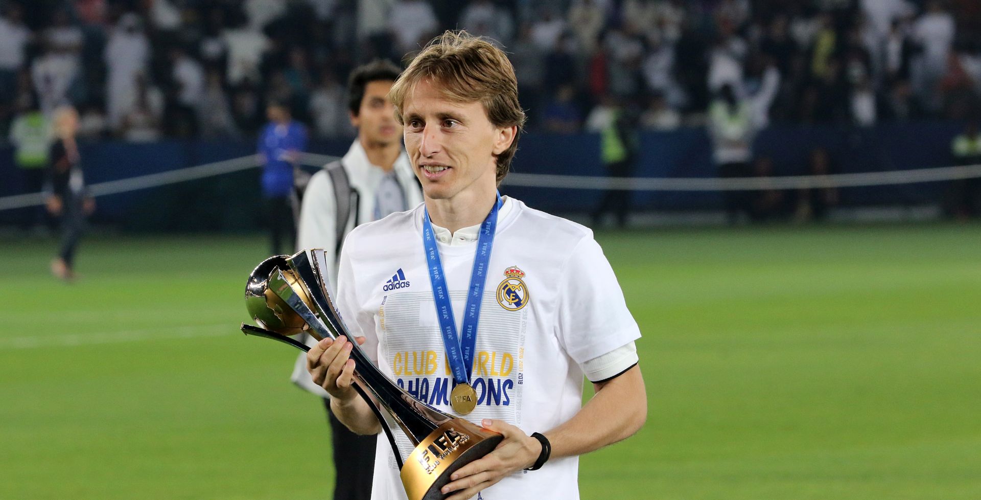 epa07245783 Luka Modric of Real Madrid CF celebrates with the trophy of FIFA Club World Cup 2018 after winning the final match against Al Ain FC in Abu Dhabi, United Arab Emirates, 22 December 2018.  EPA/MAHMOUD KHALED