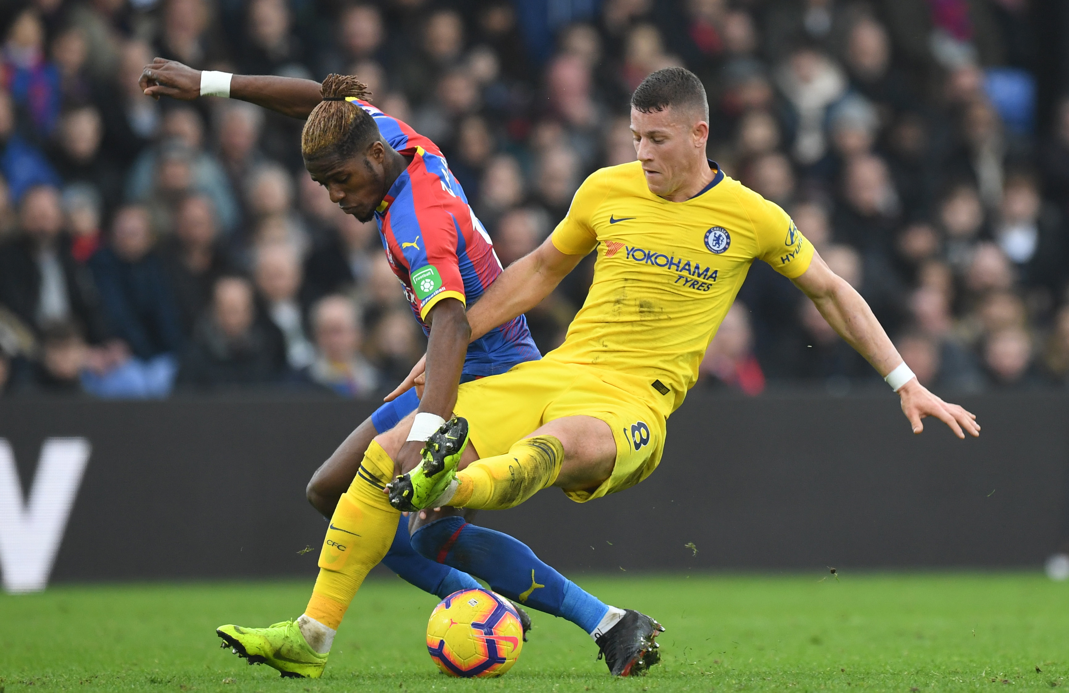 epa07254072 Crystal Palace's Wilfred Zaha (L) and Chelsea's Ross Barkley (R) in action during the English Premier League soccer match between Crystal Palace and Chelsea FC at Selhurst Park in London, Britain, 30 December 2018.  EPA/FACUNDO ARRIZABALAGA EDITORIAL USE ONLY. No use with unauthorized audio, video, data, fixture lists, club/league logos or 'live' services. Online in-match use limited to 120 images, no video emulation. No use in betting, games or single club/league/player publications.