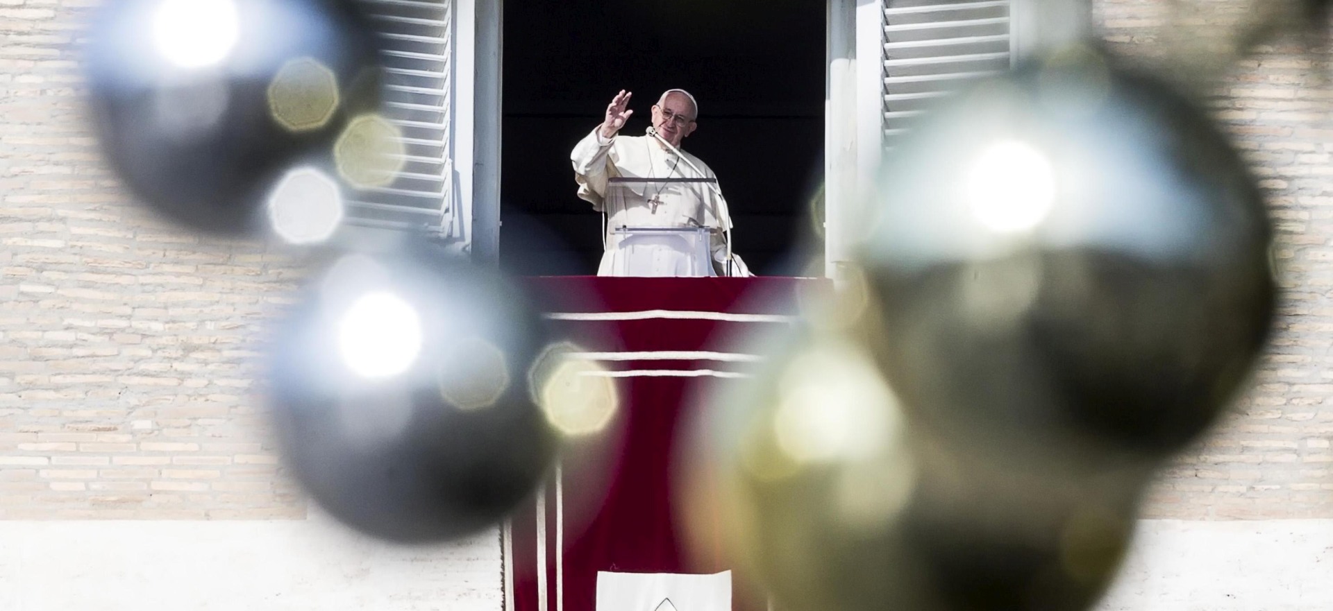 epa07246604 Pope Francis during his Sunday Angelus Prayer from the window of his office overlooking St. Peter's Square in the Vatican City, 23 December 2018.  EPA/ANGELO CARCONI