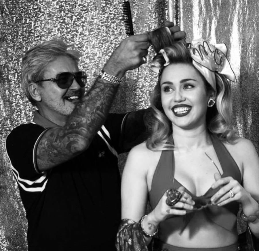 VIDEO: Miley Cyrus i prijatelji svima poželjeli sretne blagdane