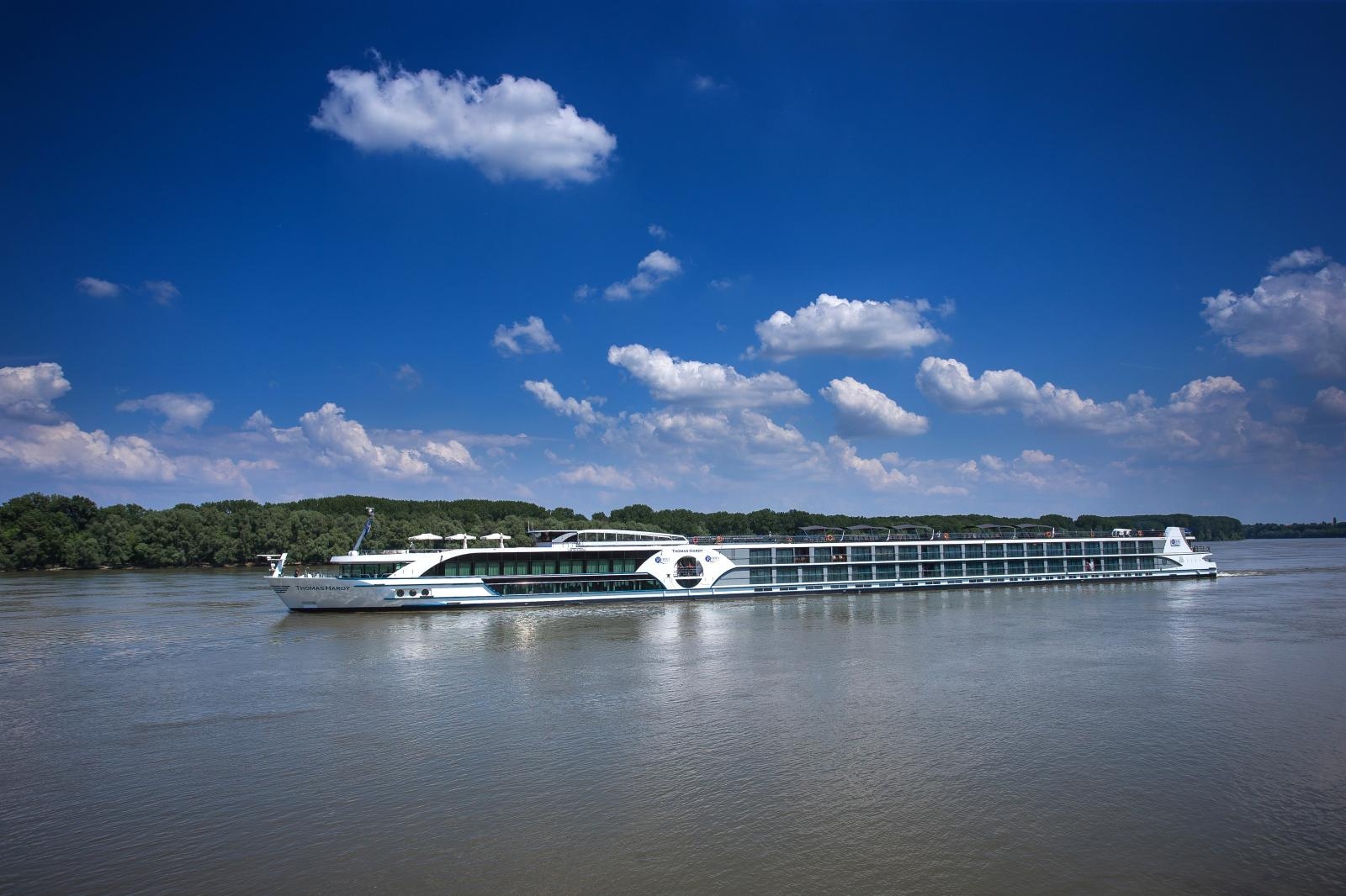 12.05.2018., Vukovar - Vukovar je jedno od pristanista na kojima staju kruzeri tijekom krstarenja po Dunavu. 
Kruzeri su pravi hoteli na Dunavu dostojni svojeg zadataka: krstarenja na rjecnoj vodi.  
Photo: 