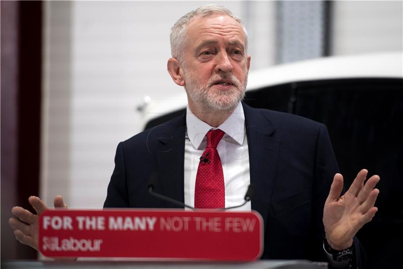 Laburist Corbyn navodno nazvao premijerku May “glupačom”