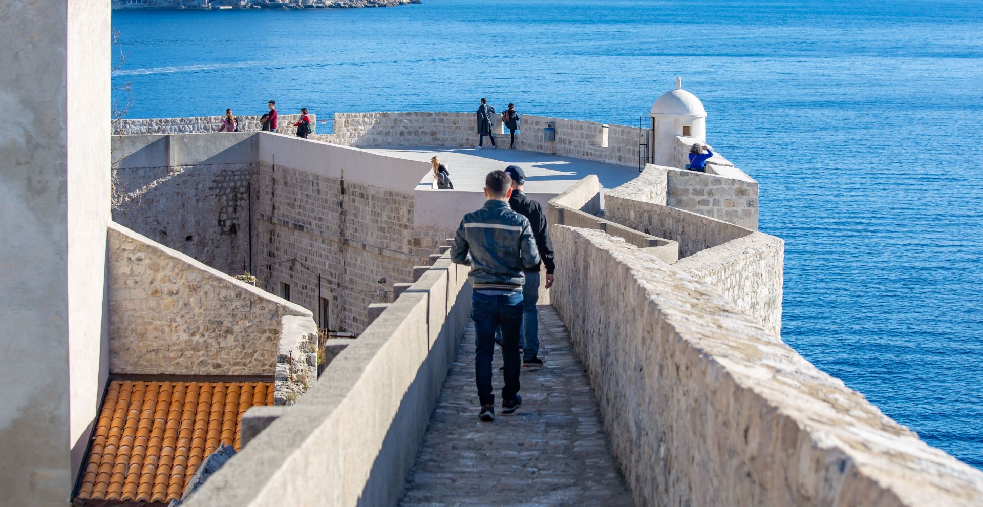 Dubrovnik: Šetnja gradskim zidinama i pogled na staru gradsku jezgru 27.12.2018., Dubrovacke zidine, Dubrovnik - Setnja gradskim zidinama i pogled na staru gradsku jezgru. Photo: Grgo Jelavic/PIXSELL