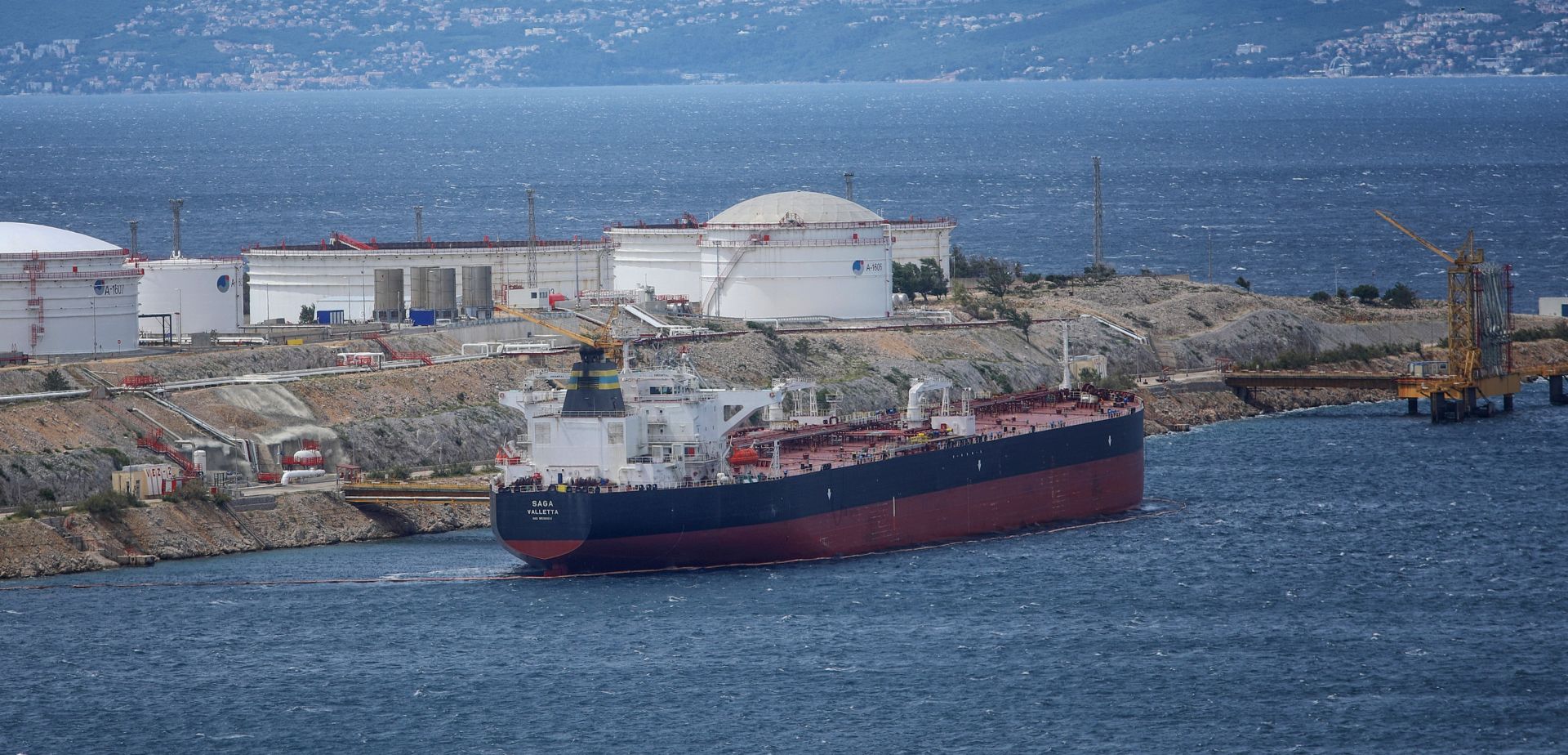 14.06.2018. Omisalj-  Tanker Saga Velletta iskrcava naftu na terminalu Janafa u Omislju.
Photo: Boris Scitar/Vecernji list
