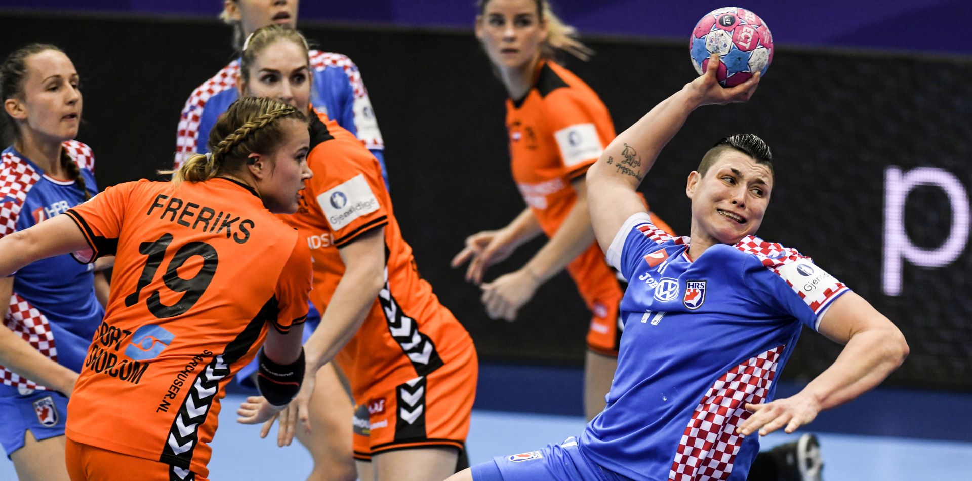 epa07210555 Merel Freriks from Netherlands (L) and Katarina Jezic from Croatia (R) in action during the EHF Women EURO 2018 handball match between Netherlands and Croatia in Montbeliard, France, 05 December 2018.  EPA/PATRICK SEEGER
