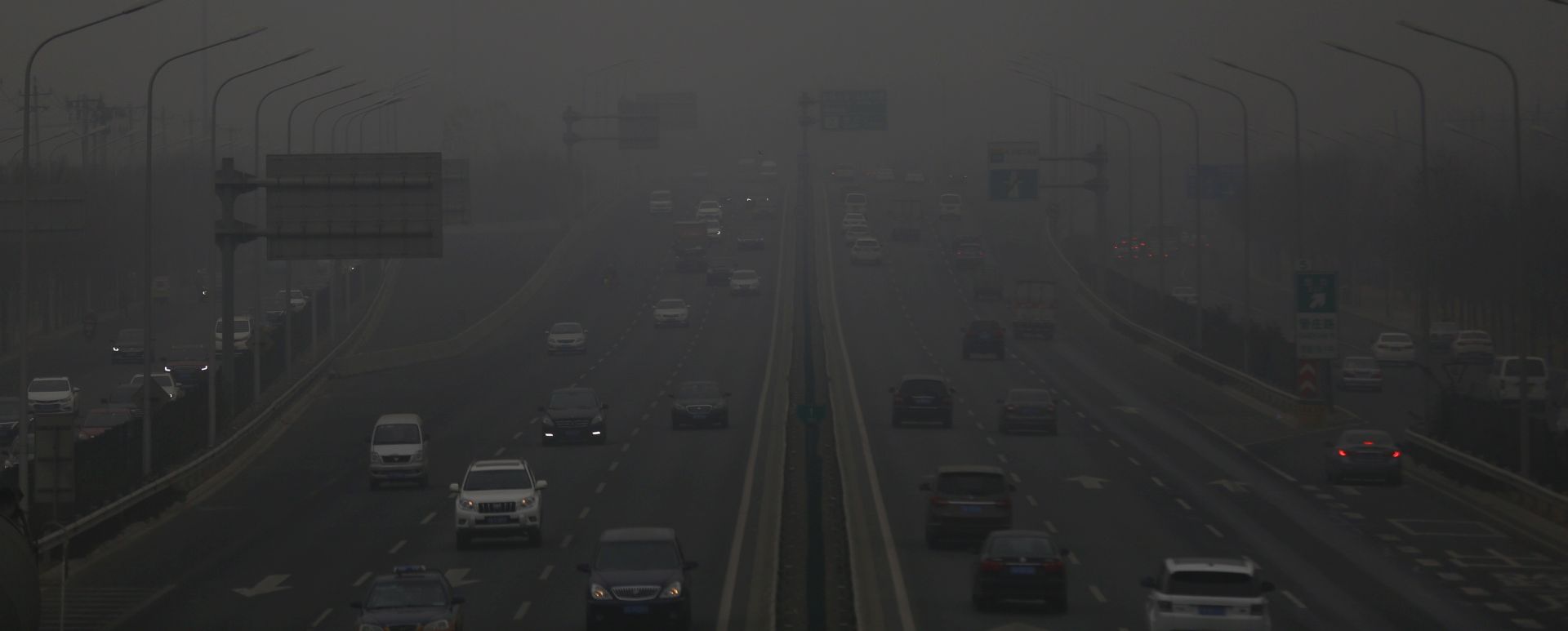 epa07203108 Vehicles travel along a highway during a polluted day in Beijing, China, 02 December 2018. According to a report by the UN, CO2 emissions have gone up for the first time in four years. The report comes just days ahead of the COP24 United Nations Climate Change Conference taking place in Poland from 02 to 14 December.  EPA/WU HONG