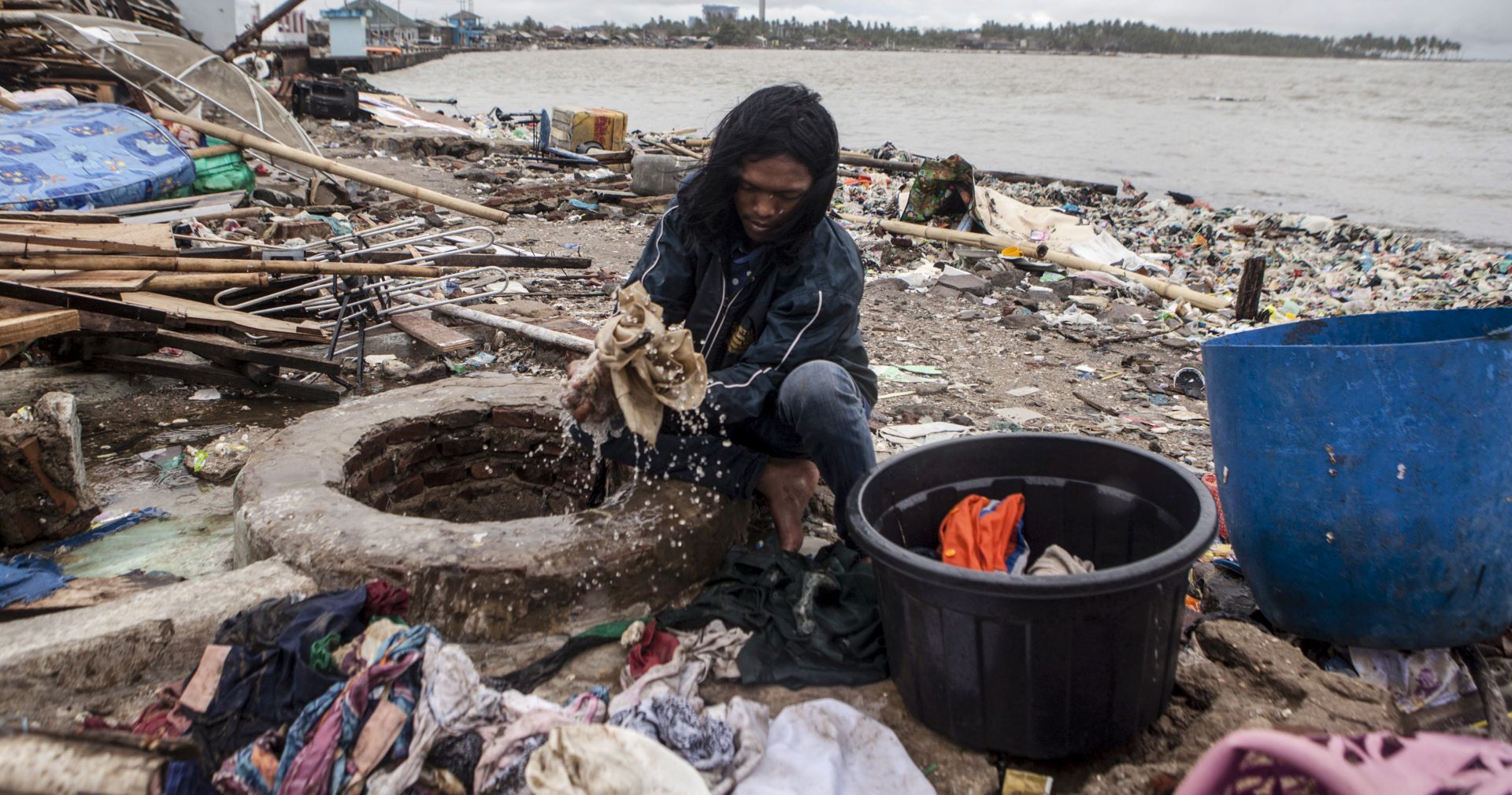 epa07250129 A resident collects usable belongings in the ruins of their houses in Labuan, Banten, Indonesia, 27 December 2018. According to the Indonesian National Board for Disaster Management (BNPB), at least 430 people died and 1,459 others have been injured after a tsunami hit the coastal regions of the Sunda Strait.  EPA/ZULKIFLI