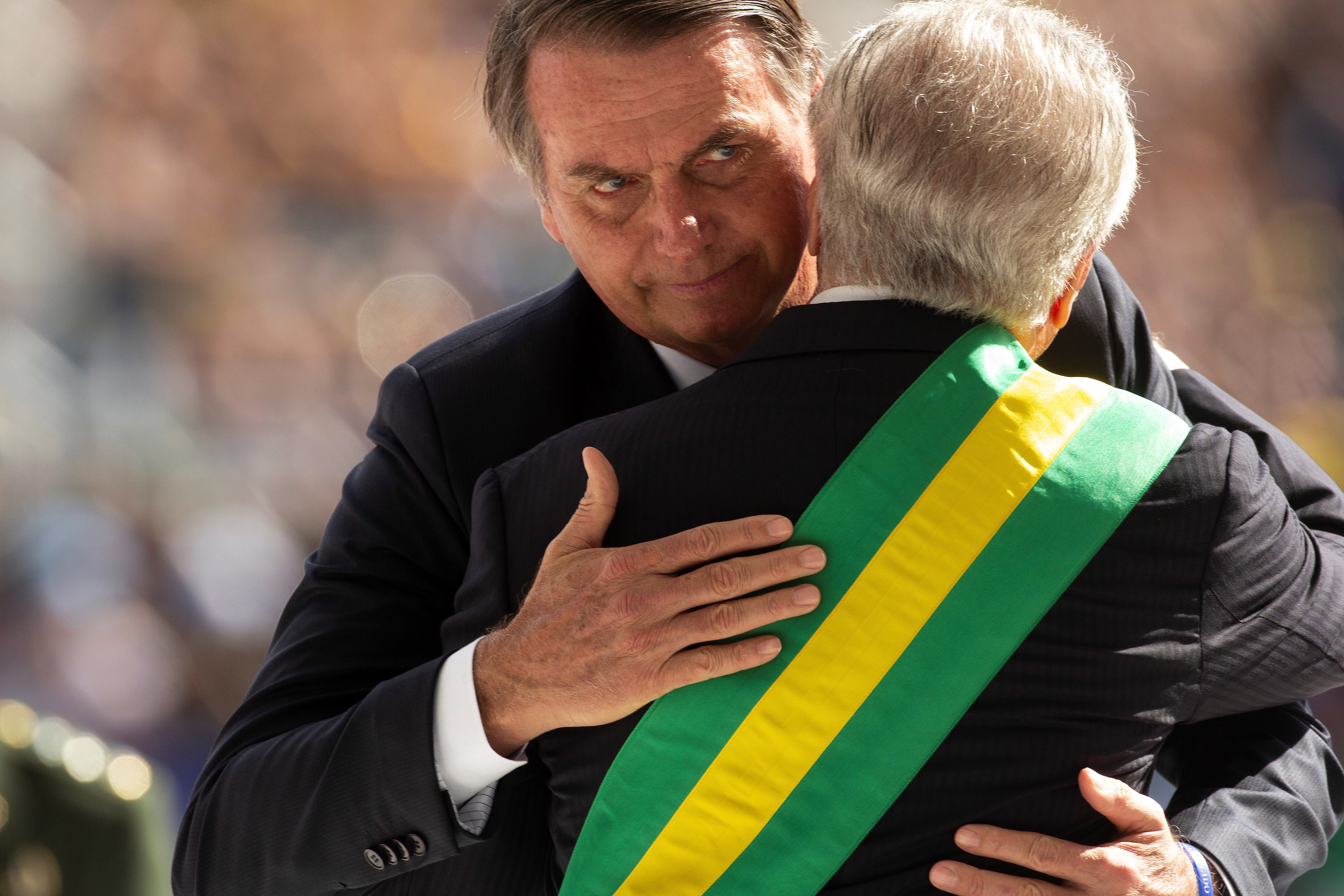 epa07257461 Brazilian President Jair Bolsonaro (L) greets his predecessor, former Brazilian President Michel Temer (R), before receiving from him the presidential band during his inauguration ceremony at the Congress in Brasilia, Brazil, 01 January 2019.. A far-right president leads the biggest Latin America democracy for first time since the end of military rule (1964-1985). Bolsonaro defeated candidate Fernando Haddad in the runoff, held last October, receiving 55 percent of the vote.  EPA/JOEDSON ALVES