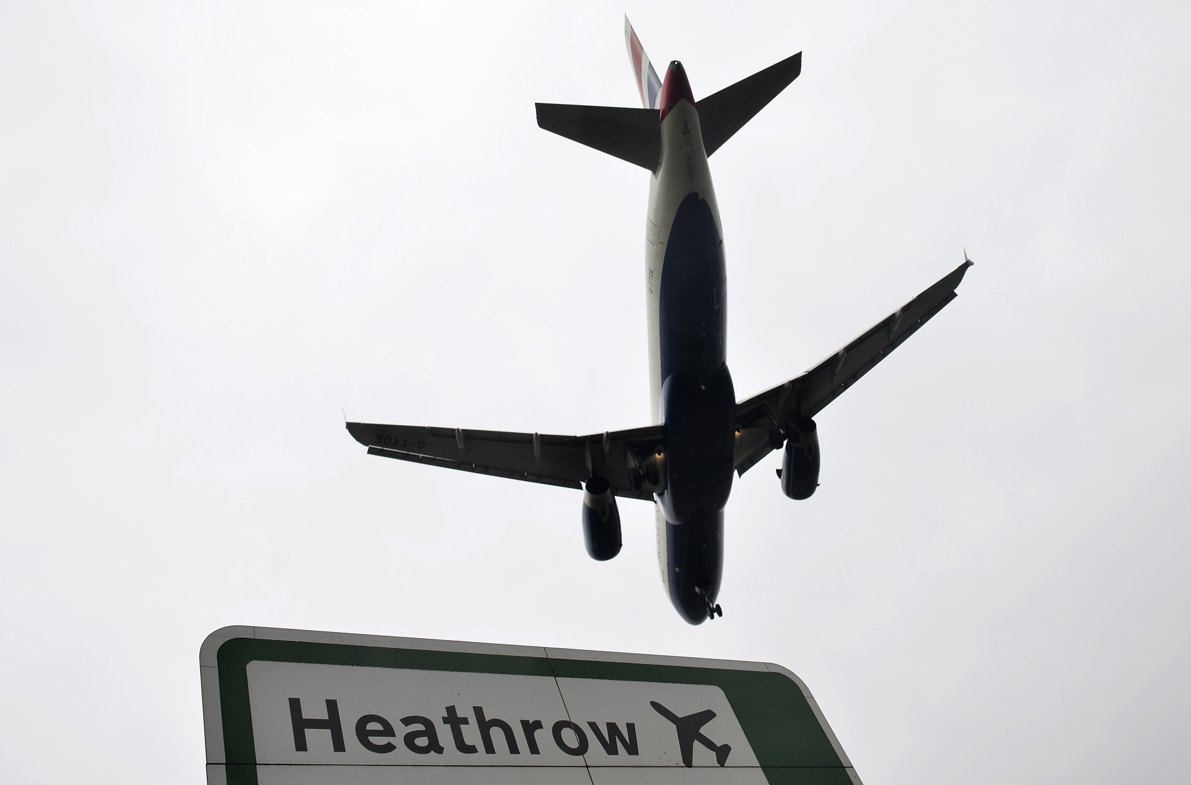 epa07269871 (FILE) A British Airways airplane landing at Heathrow airport in London, Britain, 25 October 2016 (reissued 08 January 2019). Accoprding to reports, Europe's busiest airport Heathrow has suspended departures from its northern runway following reports of a drone sighting on 08 January 2019.  EPA/HANNAH MCKAY *** Local Caption *** 53332952