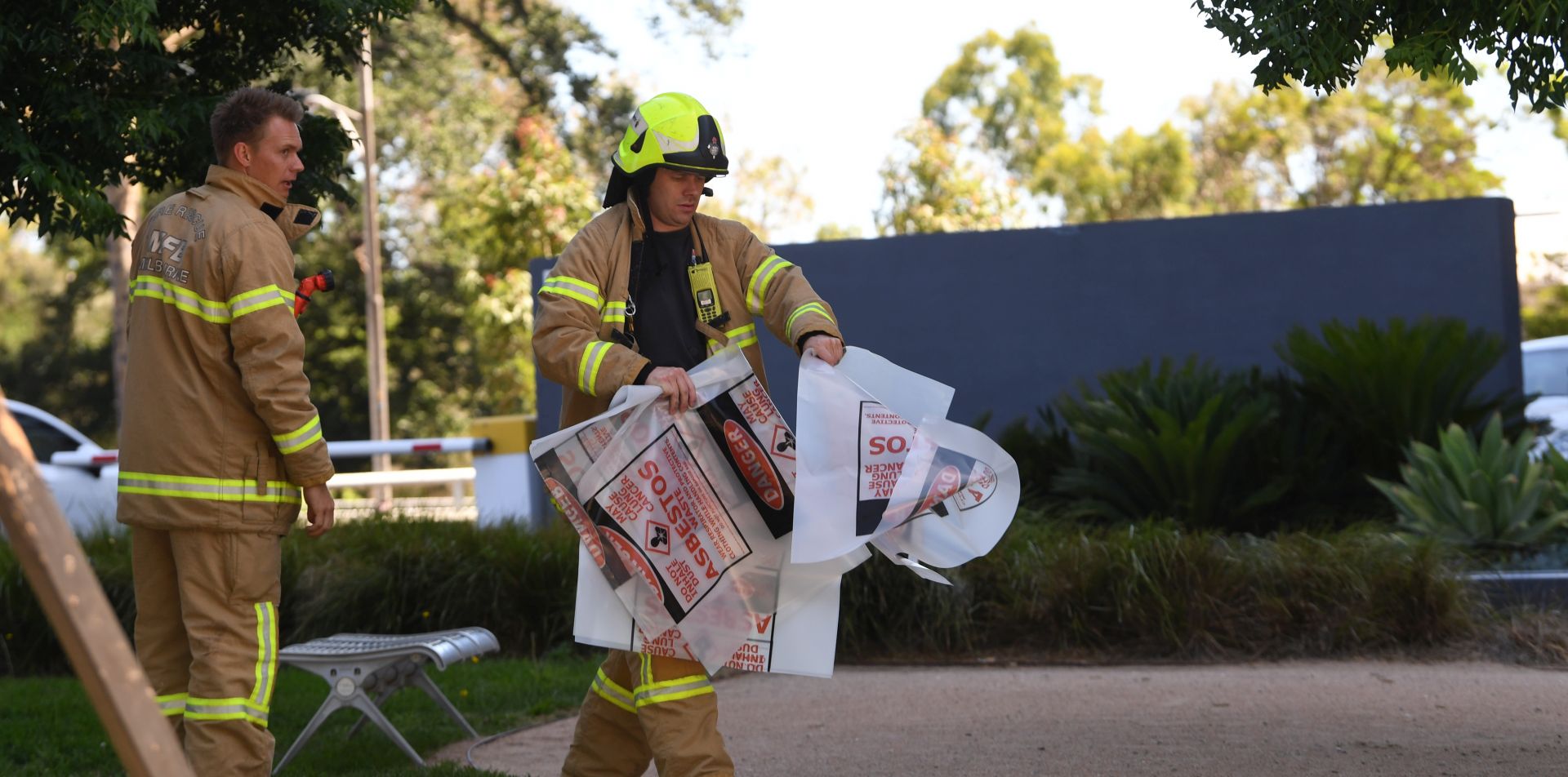 epa07270519 A fire fighter carrries a hazardous material bag into the Korean consulate in Melbourne, Australia, 09 January 2019. Staff have been evacuated as emergency crews respond to a number of incidents involving foreign consulates in Melbourne.  EPA/JAMES ROSS AUSTRALIA AND NEW ZEALAND OUT