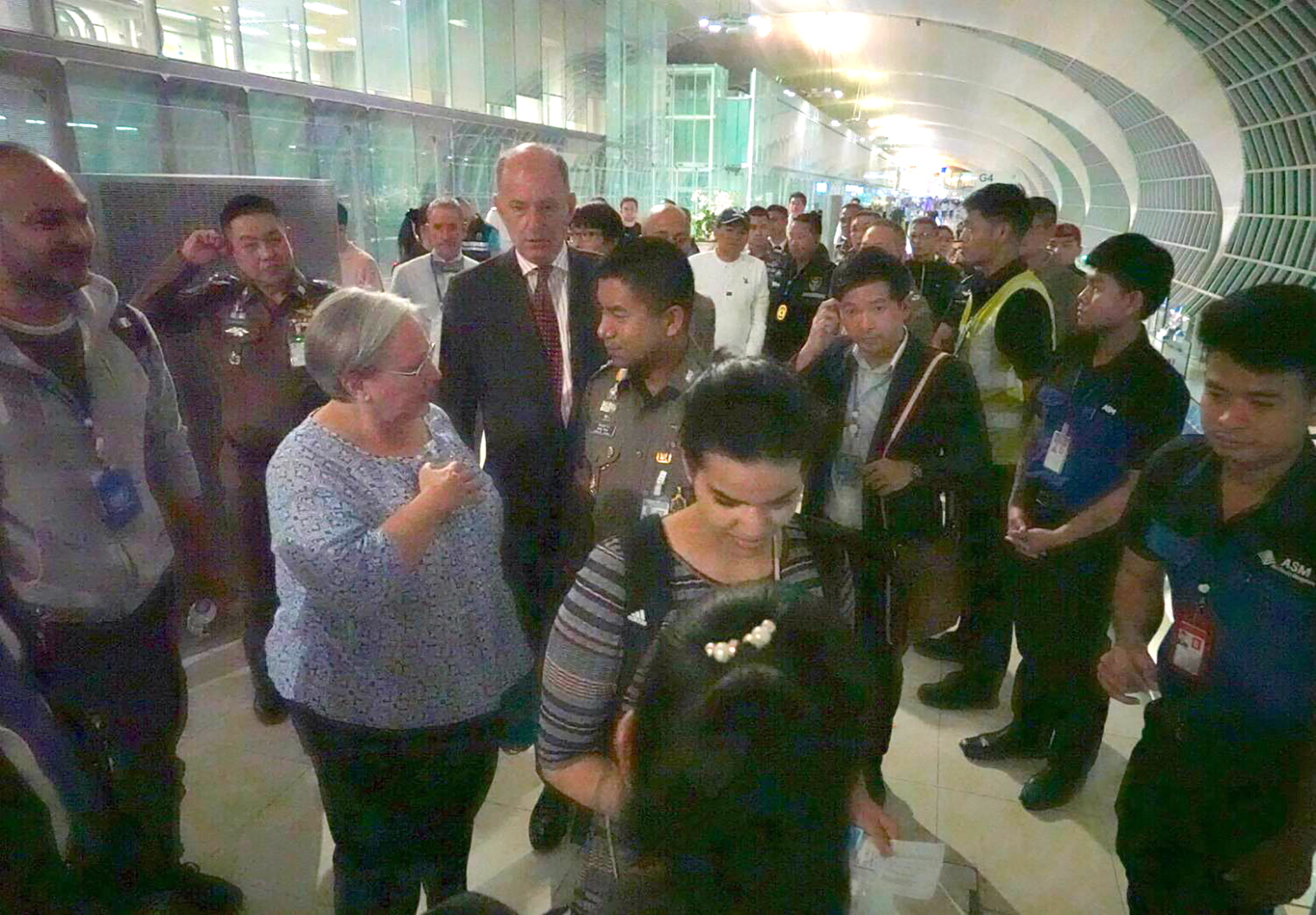 epa07276492 A handout photo made available by the Royal Thai Police shows Saudi Arabian woman seeking asylum Rahaf Mohammed al-Qunun (front) being accompanied by Thai Immigration Police Chief Surachate Hakparn (back, C) and unidentified foreign officials to board a flight departing Suvarnabhumi Airport in Samut Prakan province, on the outskirts of Bangkok, Thailand, 11 January 2019 (issued 12 January 2019). An 18-year-old runaway Saudi teen Rahaf Mohammed al-Qunun, who fled her family, has left Thailand en route to Toronto after she was granted asylum status in Canada, Thai Immigration officials said.  EPA/ROYAL THAI POLICE / HANDOUT BEST QUALITY AVAILABLE HANDOUT EDITORIAL USE ONLY/NO SALES