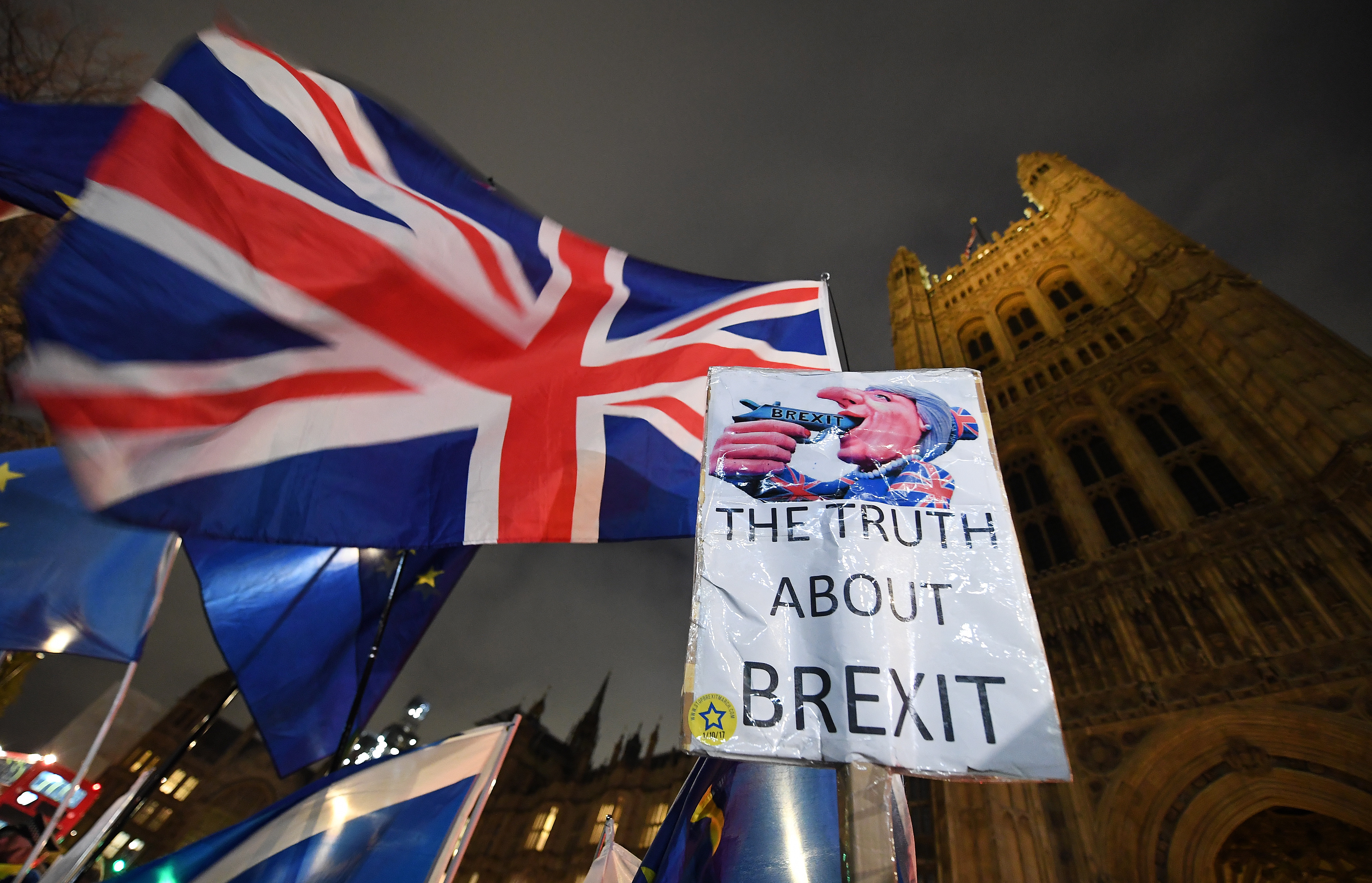 epa07287345 Pro EU protesters demonstrate outside of the Parliament in London, Britain, 15 January 2019. Parliamentarians are voting on the postponed Brexit EU Withdrawal Agreement, commonly known as The Meaningful Vote, deciding on Britain's future relationship with the European Union.  EPA/ANDY RAIN
