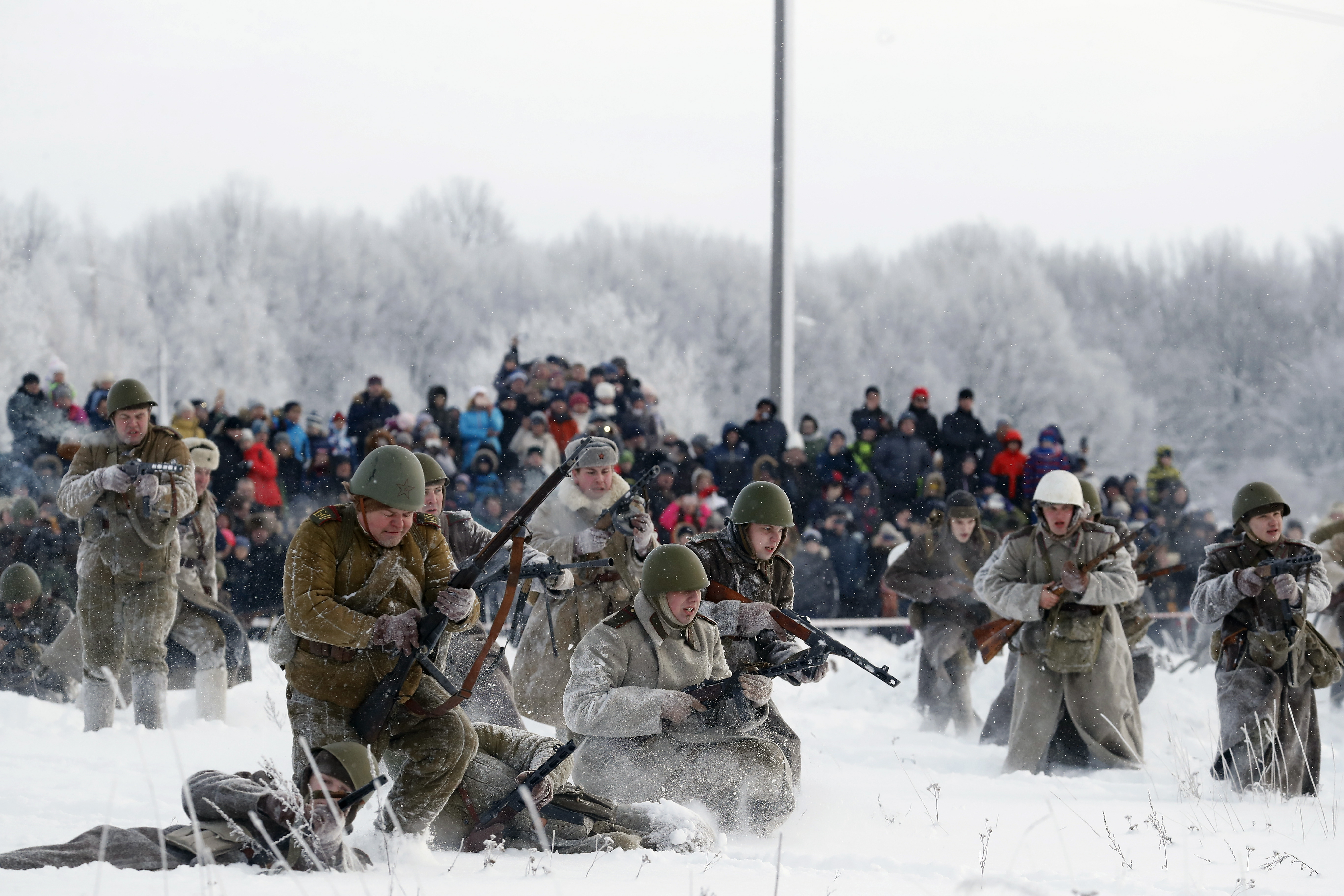epa07300156 Members of a historical military clubs, wearing Soviet and Nazi uniforms, participate in the World War II battle reenactment, marking the 75th anniversary of the end of the Siege of Leningrad during World War II, near Krasnoe Selo, outside St. Petersburg, Russia, 19 January 2019. Russian people mark the 75th anniversary of the end of the Leningrad Blockade during World War II on January 27, 2019. Up to 700,000 civilians are believed to have died from hunger, frost, shelling and air bombardment during the siege that lasted some 900 days.  EPA/ANATOLY MALTSEV