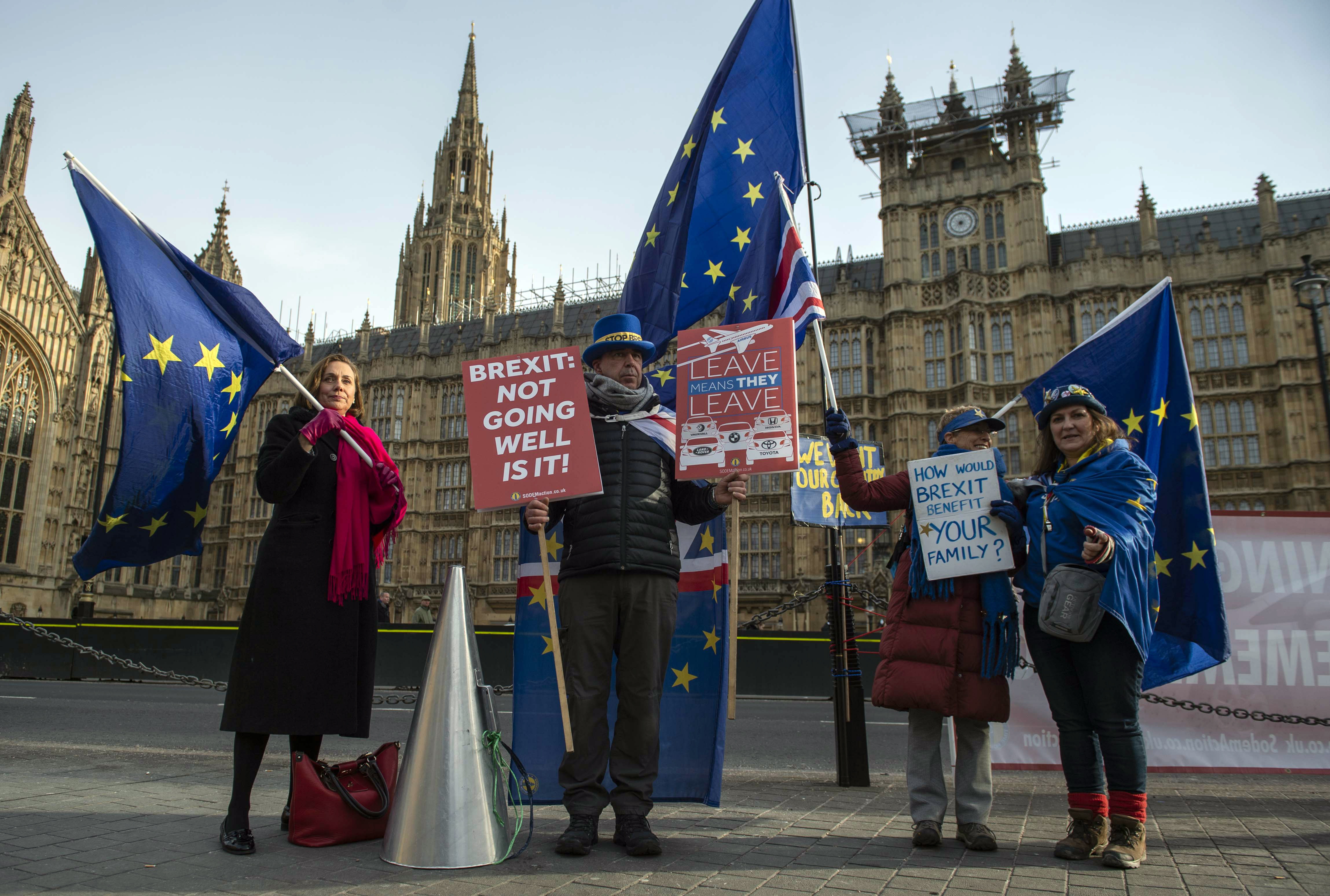 epa07329384 Pro EU campaigners outside parliament in London, Britain, 29 January 2019. The House of Commons is set to vote on amendments to British Prime Minister May's Brexit plan in parliament on 29 January.  EPA/WILL OLIVER