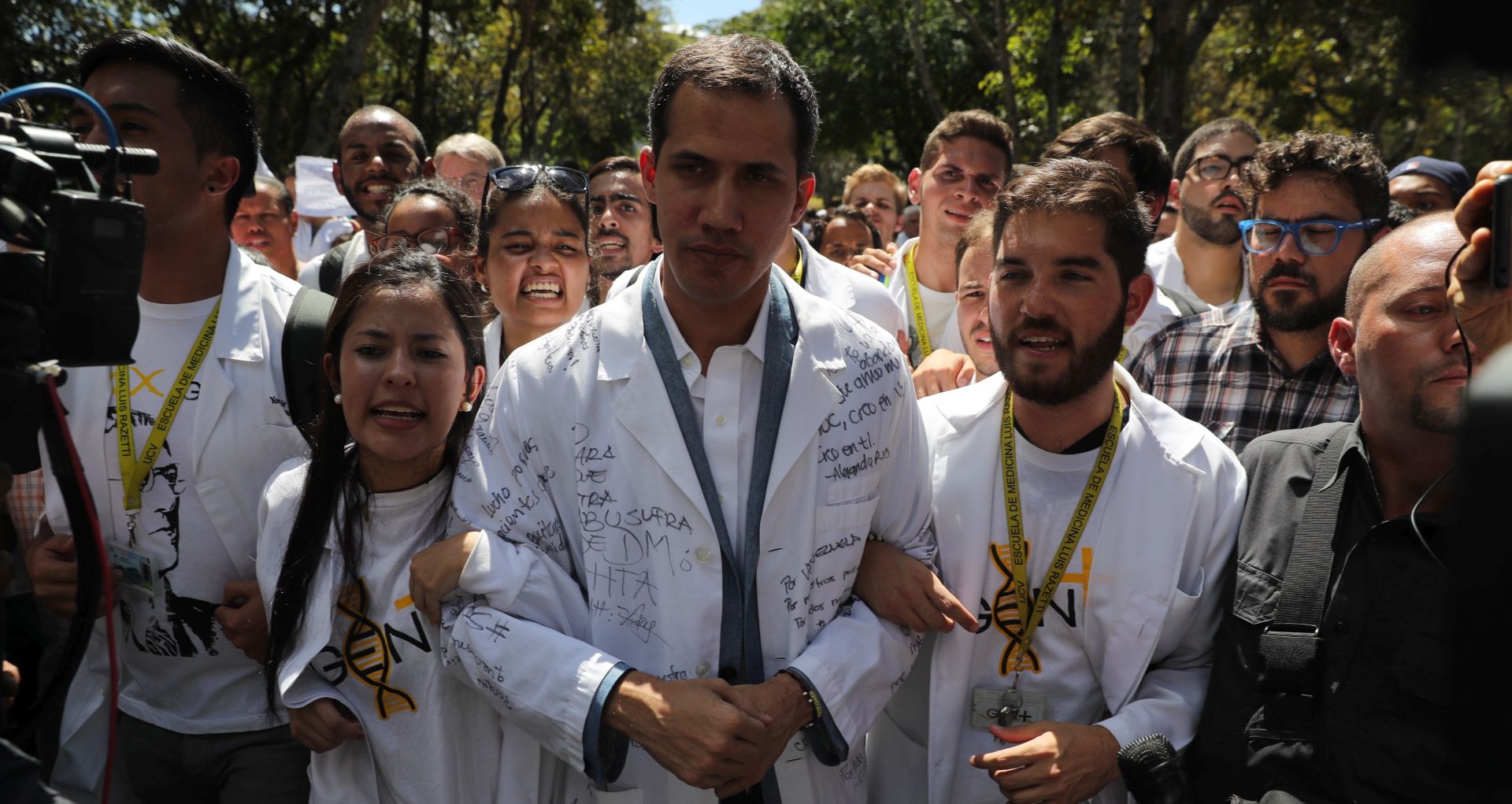 epa07332054 President of the Venezuelan National Assembly Juan Guaido (C) participates in an opposition demonstration in Caracas, Venezuela, 30 January 2019. National Assembly leader Juan Guaido declared himself interim president of Venezuela on 23 January and promised to guide the country toward new election as he consider last May's election not valid.  EPA/Miguel Gutiérrez