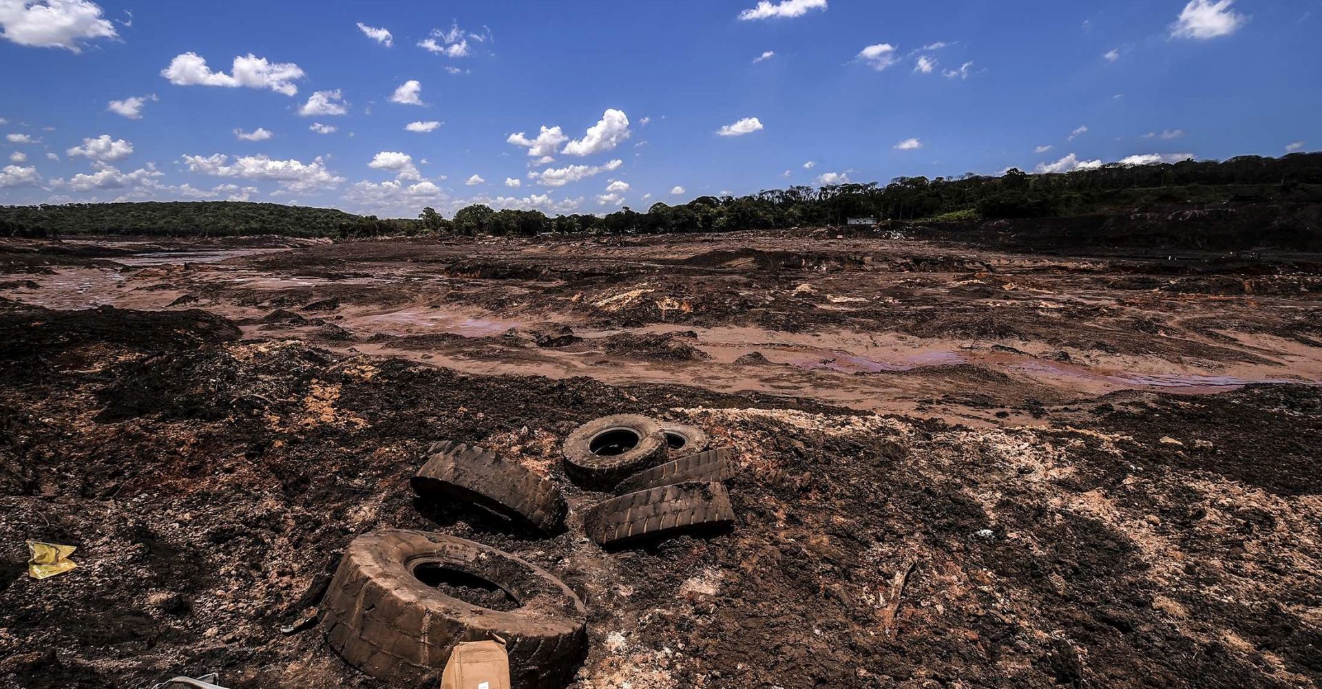 epa07332227 General view of the damage after the burst of a dam of the mining company Vale, in Brumandinho, Brazil, 30 January 2019, as over 300 rescuers resumed the search of victims. The preliminary death toll after the disaster remains at 84 dead and 276 people are missing.  EPA/Yuri Edmundo