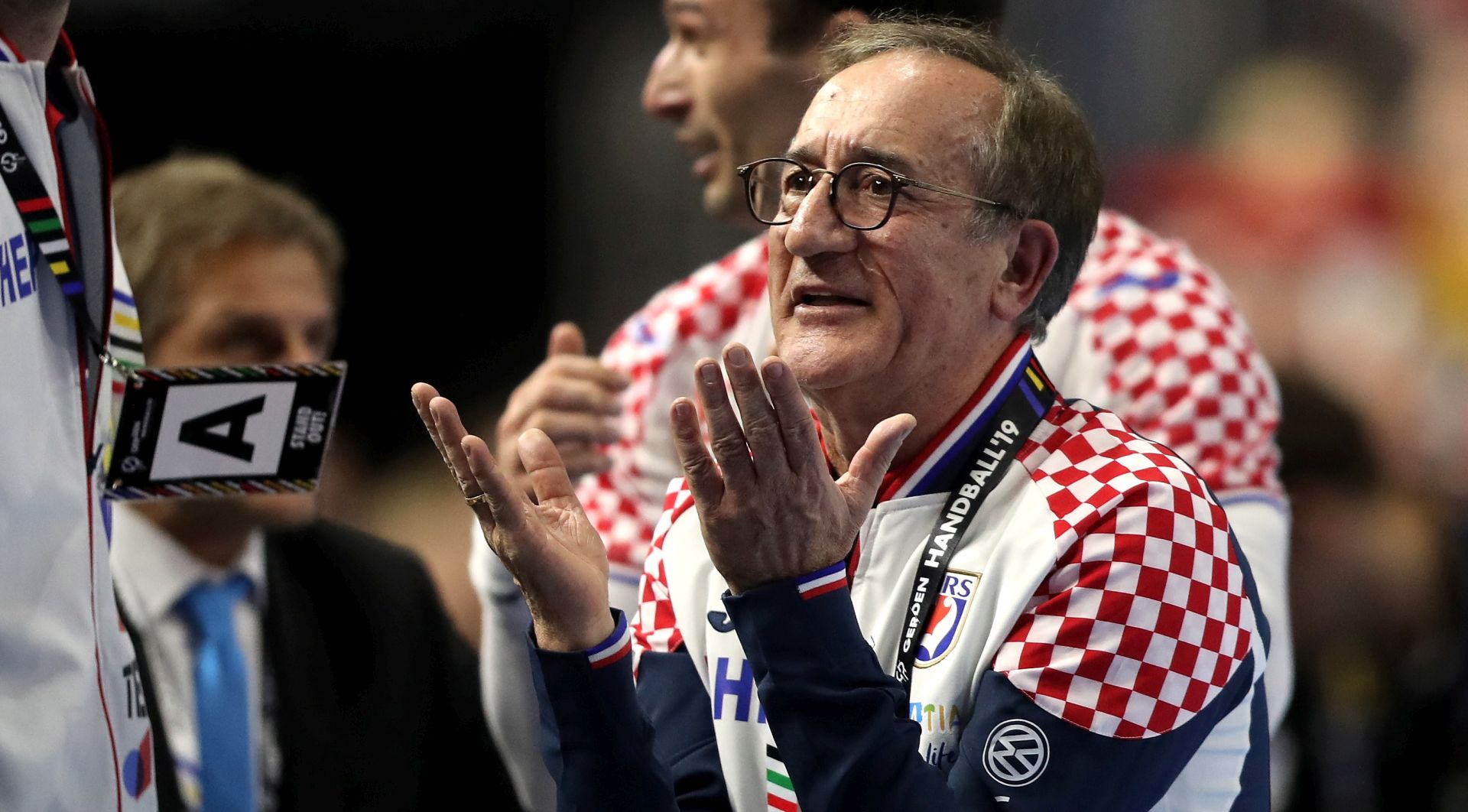 epa07307478 Head coach Lino Cervar of Croatia reacts after the main round group one match between Croatia and Germany at the IHF Men's Handball World Championship in Cologne, Germany, 21 January 2019.  EPA/FRIEDEMANN VOGEL
