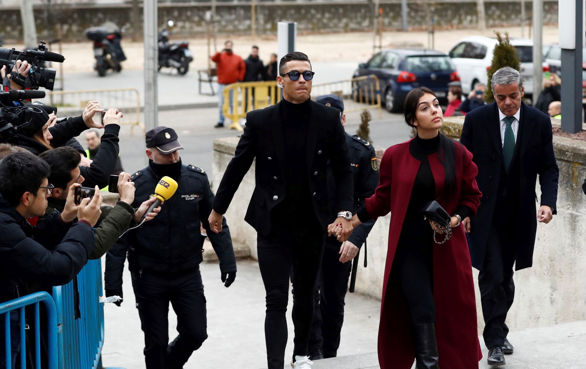 epa07308262 Juventus FC forward Cristiano Ronaldo (C) and his partner Georgina Rodriguez arrive to a court in Madrid, Spain, 22 January 2019. Ronaldo is facing tax fraud charges related to his time at Real Madrid.  EPA/Emilio Naranjo