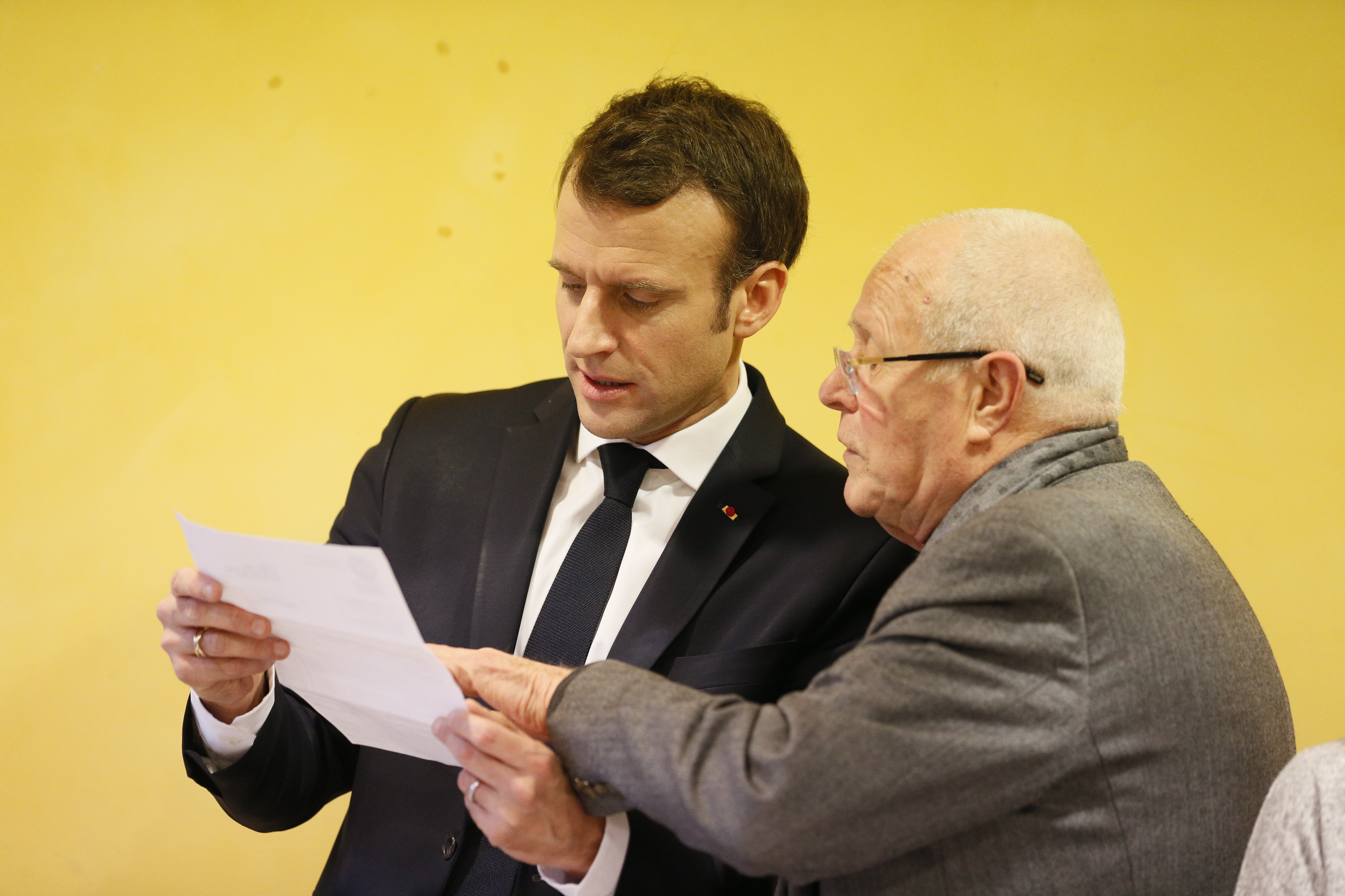 epa07316083 French President Emmanuel Macron (L) speaks to an elderly man at the day center Le Clos de l'Hermitage in Bourg-de-Peage near Valence, France, 24 January 2019. Macron visits the region as part of the 'Great National Debate' designed to find ways to calm social unrest in the country.  EPA/EMMANUEL FOUDROT / POOL MAXPPP OUT