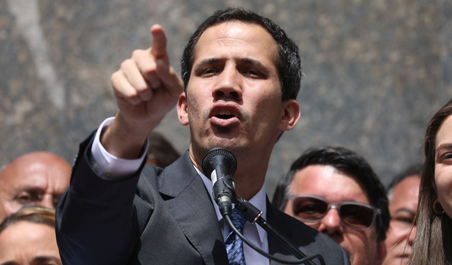 epa07319409 Head of the Venezuelan Parliament, Juan Guaido (C) speaks at a public event in the east of Caracas, Venezuela, 25 January 2019. Guaido, who two days ago announced that he assumed executive powers as interim president, asked on Friday for a minute of silence for the victims of 'the brutal repression'.  EPA/Miguel Gutiérrez