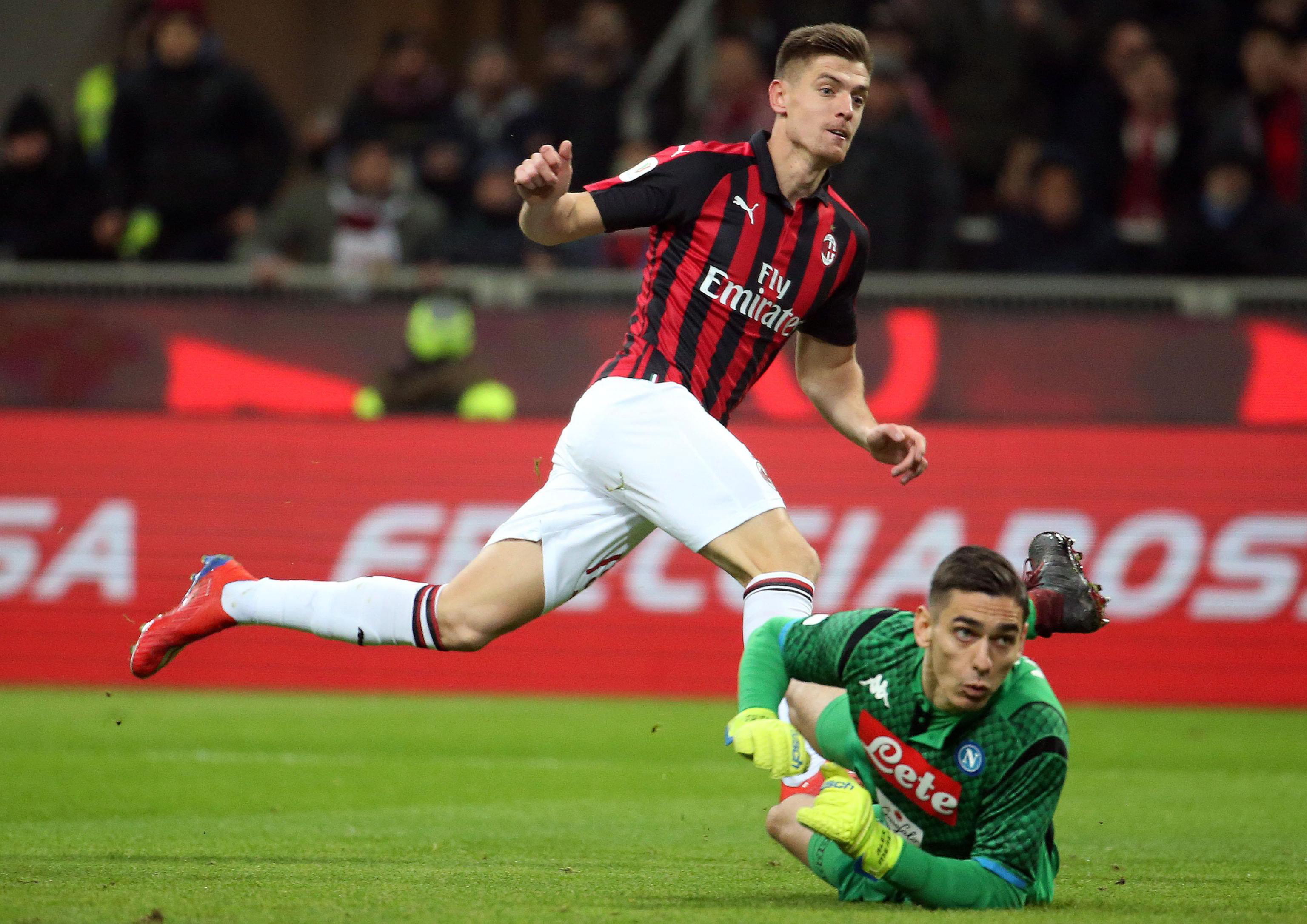 epa07330420 Milan's Krzysztof Piatek (L) scores during the Italy Cup quarter-finals soccer match between AC Milan and SSC Napoli at the Giuseppe Meazza stadium in Milan, Italy, 29 January 2019.  EPA/MATTEO BAZZI