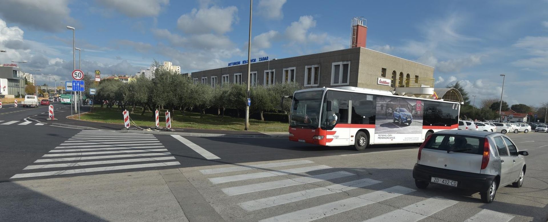 05.11.2018., Zadar - Na raskrizju kod zadarskog autobusnog kolodvora osvanula je dvodjelna zebra koja zbunjuje pjesake. 

Photo: Dino Stanin/PIXSELL