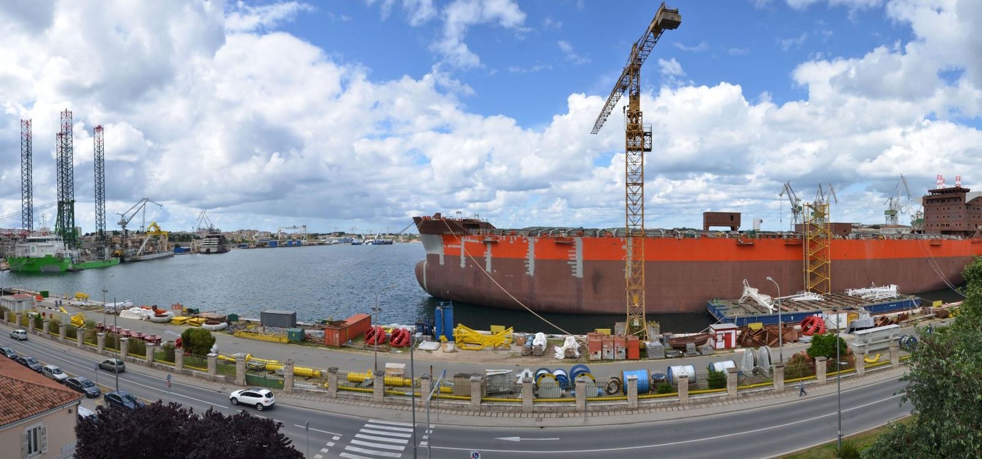 15.05.2018., Pula - Panoramski pogled na operativnu obalu brodogradilista Uljanik na kojoj se nalaze brodovi na opremanju i gradnji. Photo: Dusko Marusic/PIXSELL
