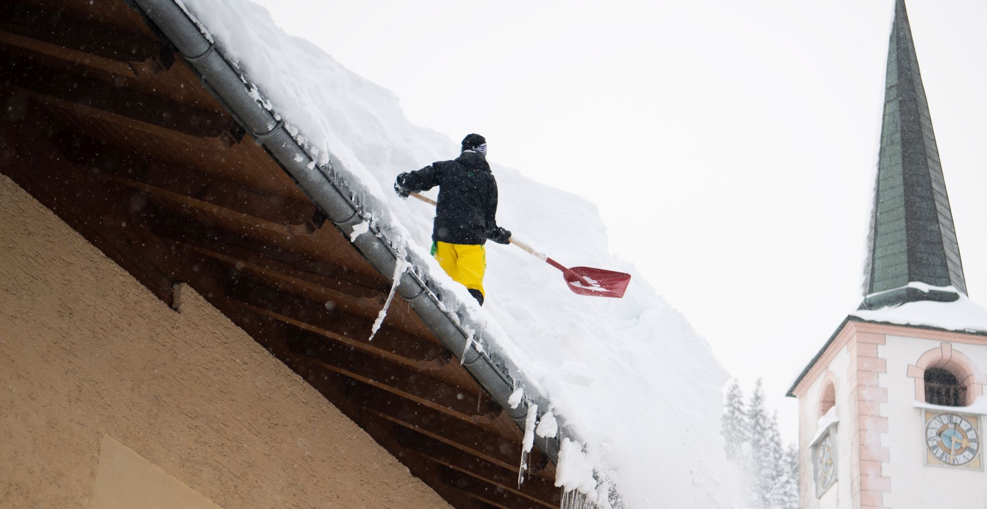 epa07269600 A msn tries to remove snow from a roof of a house in Filzmoos, Austria, 08 January 2019. Media reports state that many regions in Austria, Germany, Switzerland and northern Italy have been affected by heavy snowfalls in the last days. About 12,000 tourists have been cut off in Austrian ski area due to weather conditions and avalanche risk. Meteorologists predict more significant snowalls in upcoming days in Germany, Austria and Switzerland.  EPA/CHRISTIAN BRUNA