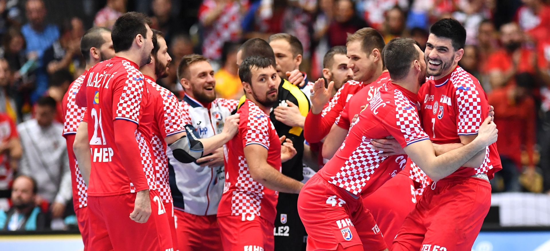 epa07284035 Players of Croatia celebrate after the match between Croatia and Macedonia at the IHF Men's Handball World Championship in Munich, Germany, 14 January 2019.  EPA/LUKAS BARTH-TUTTAS
