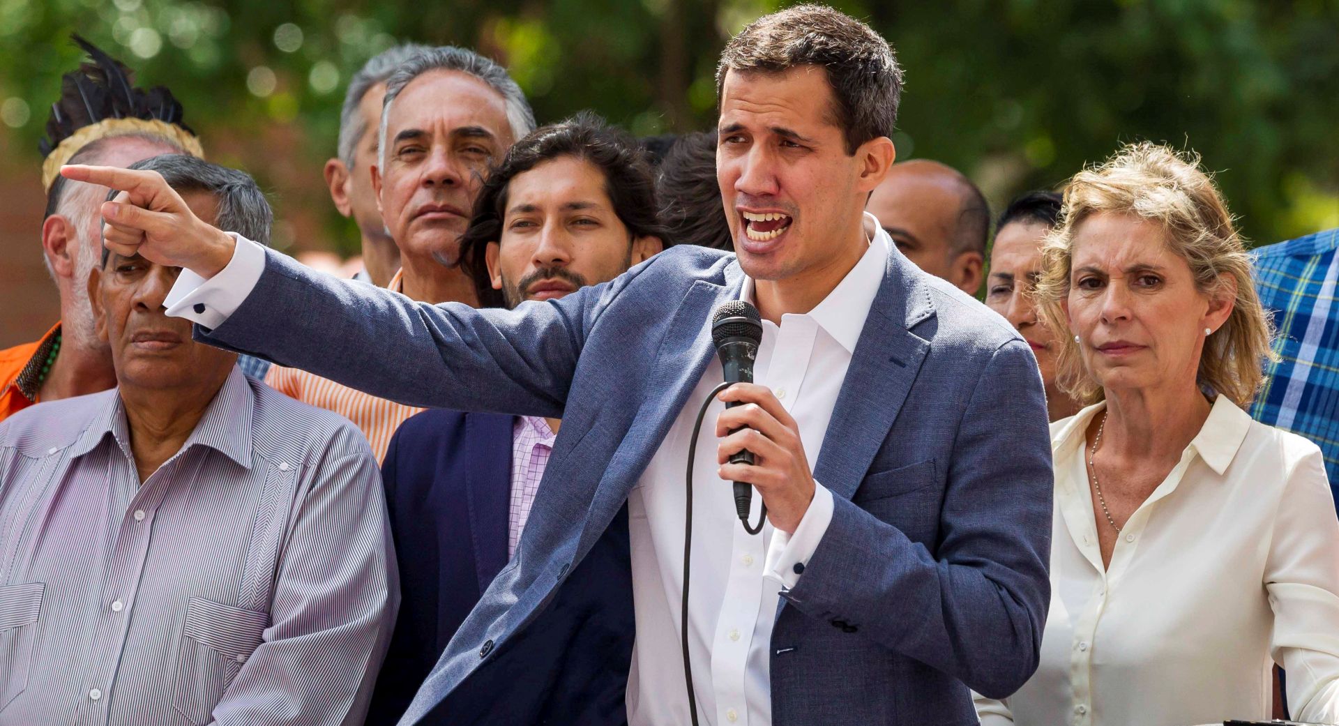 epa07276071 President of the Venezuelan National Assembly Juan Guaido (C) participates in a protest to denounce the 'illegitimacy' of Nicolas Maduro's Government, in Caracas, Venezuela, 11 January 2019. President of the Venezuelan National Assembly Juan Guaido demanded the support of citizens, members of the military and the international community to take control of the Executive.  EPA/MIGUEL GUTIERREZ