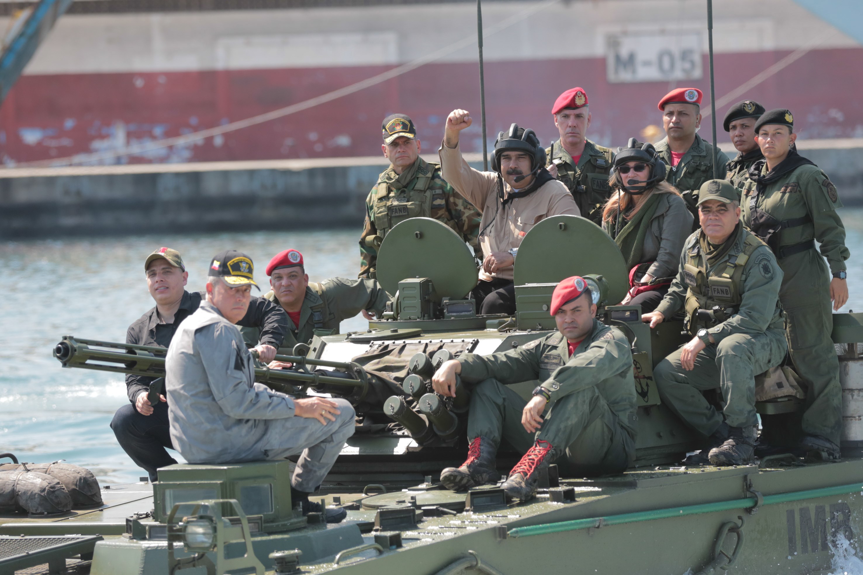 epa07326216 A handout photo made available by the Miraflores Press, shows Venezuelan President Nicolas Maduro (C) as he leads a military exercise, in Caracas, Venezuela, 27 January 2019. Maduro led on Sunday military maneuvers with soldiers, as the opposition went to barracks to deliver to the uniformed of the country the text of a law with which they seek to get them to disown the president.  EPA/MIRAFLORES PRESS / HANDOUT EDITORIAL USE ONLY/NO SALES HANDOUT EDITORIAL USE ONLY/NO SALES