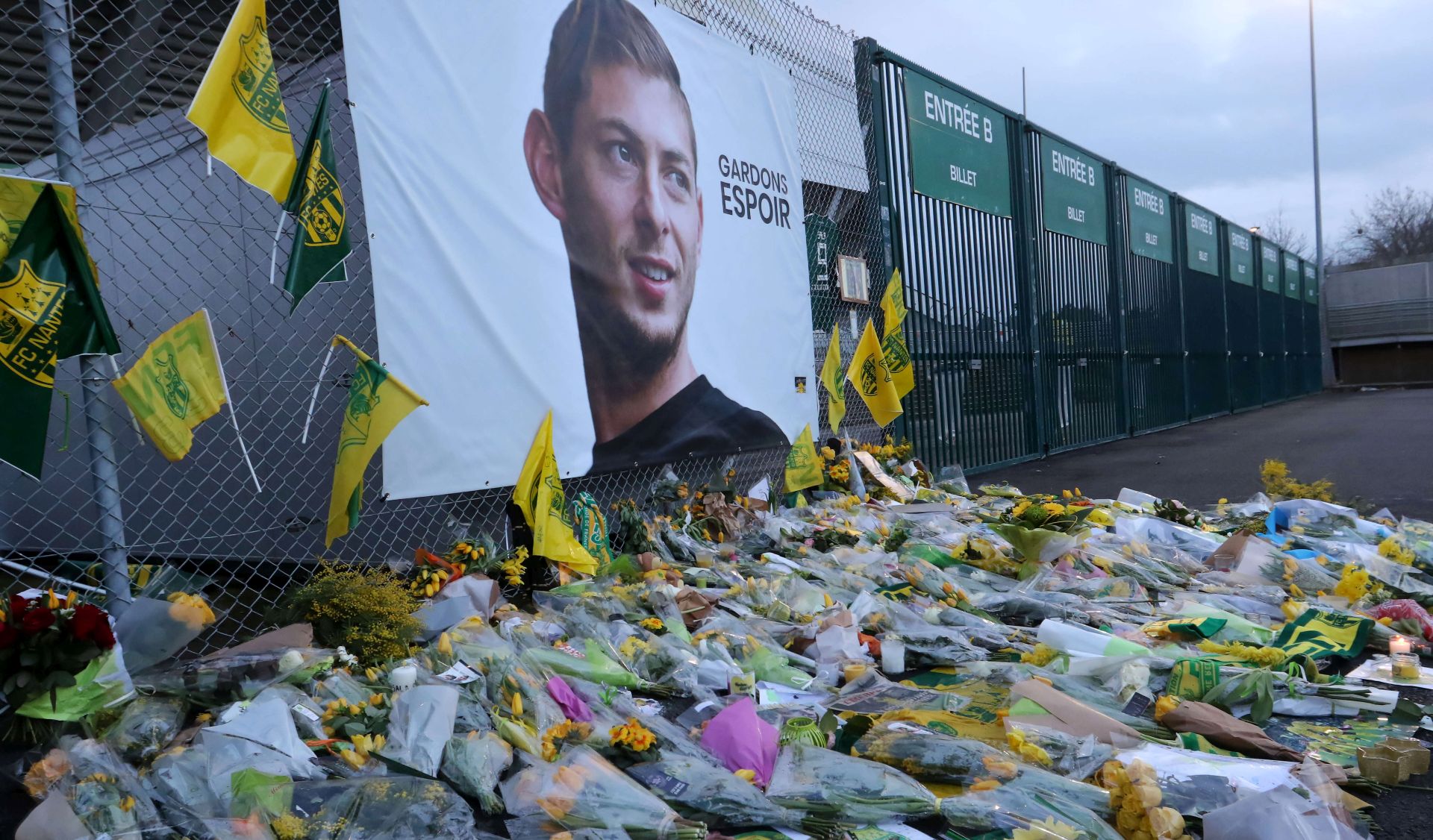 epa07331999 FC Nantes supporters display tributes on the grids of the stadium for Argentinian soccer player Emiliano Sala, ahead of the French League 1 soccer match between Nantes and Saint Etienne at the La Beaujoire stadium in Nantes, France, 30 January 2019. Emiliano Sala went missing on 21 January 2019 after a light aicraft he was travelling in from Nantes to Cardiff disapeared over the English Channel.  EPA/EDWARD BOONE