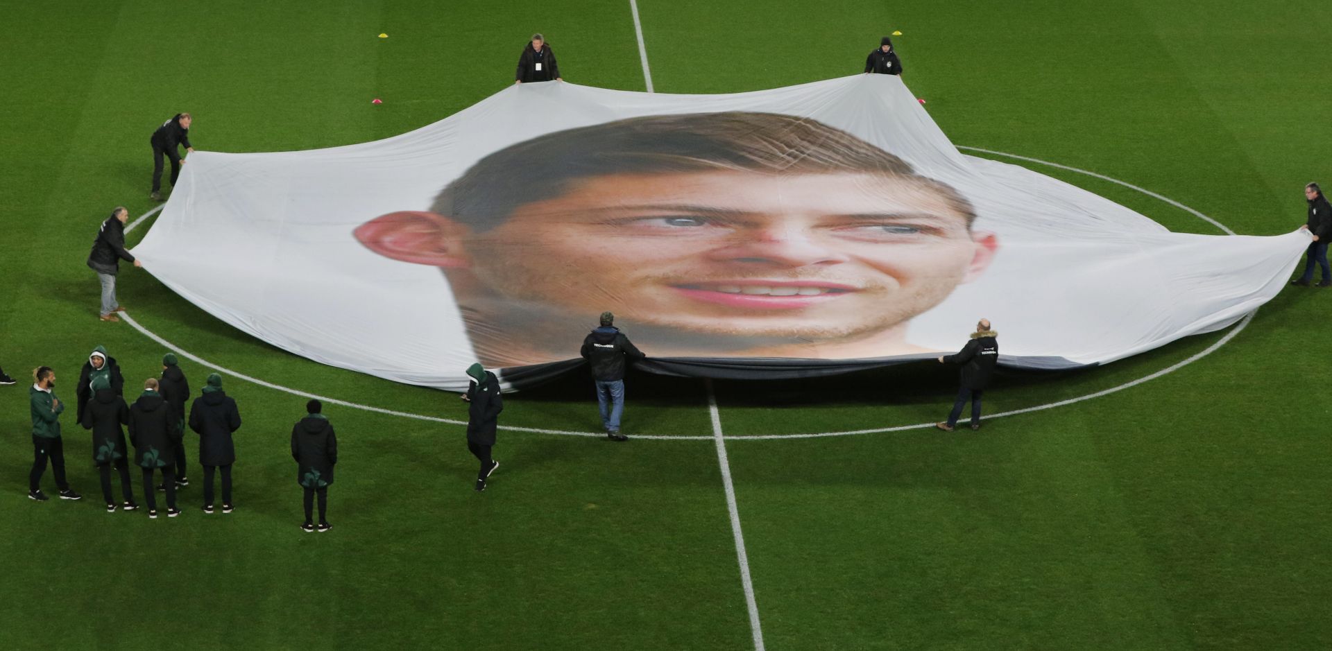 epa07332217 FC Nantes supporters display a huge banner depicting Argentinian soccer player Emiliano Sala, who went missing on 21 January 2019 after a light aicraft he was travelling in from Nantes to Cardiff disapeared over the English Channel, ahead of the French League 1 soccer match between Nantes and Saint Etienne at the La Beaujoire stadium in Nantes, France, 30 January 2019.  EPA/EDWARD BOONE