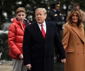 epa07337278 US President Donald J. Trump (C) with First Lady Melania Trump (R) and their son Barron Trump (L) departs the White House en route to Florida on Marine One in Washington, DC, USA, 01 February 2019.  EPA/OLIVIER DOULIERY