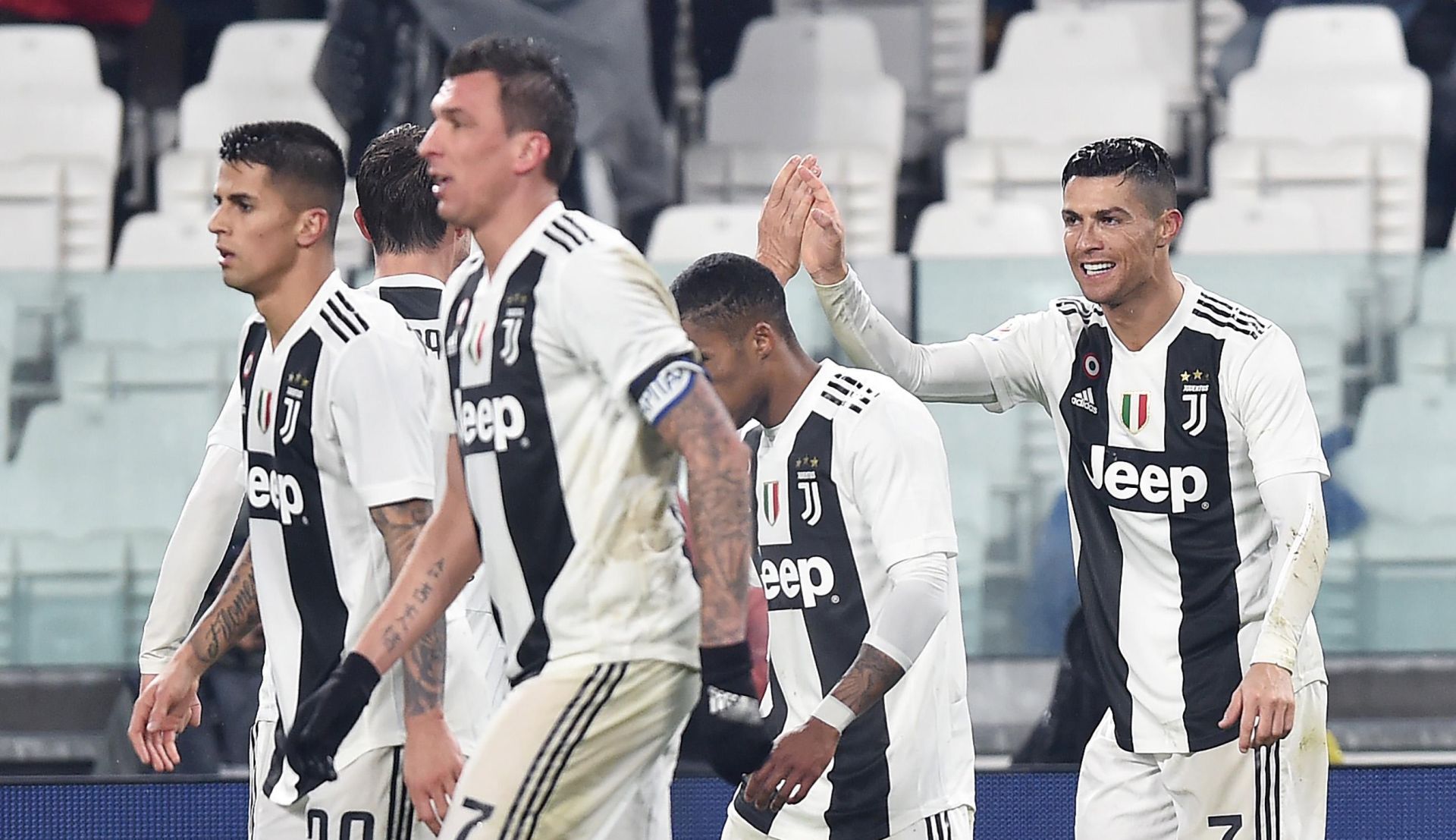 epa07339557 Juventus' Cristiano Ronaldo (R) celebrates with his teammates after scoring the opening goal during the Italian Serie A soccer match Juventus FC vs Parma Calcio at the Allianz stadium in Turin, Italy, 02 February 2019.  EPA/ALESSANDRO DI MARCO