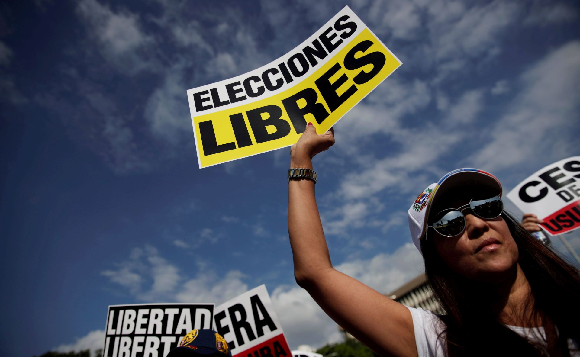 epa07339763 A woman holds a sign that reads 'Free election' during a rally to show support to President of the Venezuelan National Assembly Juan Guaido and protest against the crisis in their country, in Panama City, Panama, 02 February 2019. Venezuela's President Maduro and his opponent National Assembly leader Juan Guaido have called on their supporters to take to the streets as international pressure increased on Maduro to resign. Guiado had declared himself interim president of Venezuela on 23 January and promised to guide the country toward new election as he consider last May's election not valid.  EPA/Bienvenido Velasco