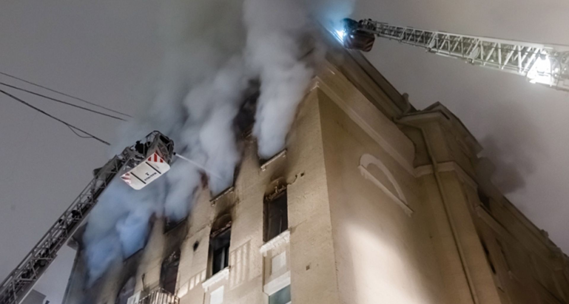 epa07342547 A handout photo made available by the Moscow Branch of the Russian Emergencies Ministry shows firefighters extinguishing a fire in a residential building in central Moscow, Russia, 04 February 2019. Six people were killed in the fire which broke out in the early hours of 04 February 2019.  EPA/RUSSIAN EMERGENCY MINISTRY / HANDOUT BEST QUALITY AVAILABLE / HANDOUT EDITORIAL USE ONLY/NO SALES HANDOUT EDITORIAL USE ONLY/NO SALES