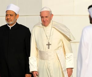 epa07342815 His Holiness Pope Francis (R) head of Catholic Church and His Eminence Ahmed el-Tayeb Grand Imam of Al Azhar Al Sharif visit Sheikh Zayed Mosque in the Gulf emirate of Abu Dhabi, United Arab Emirates, 04 February 2019. Pope Francis is on three-day visit to the UAE, making him the first pontiff to visit an Arab Gulf state.  EPA/ALI HAIDER