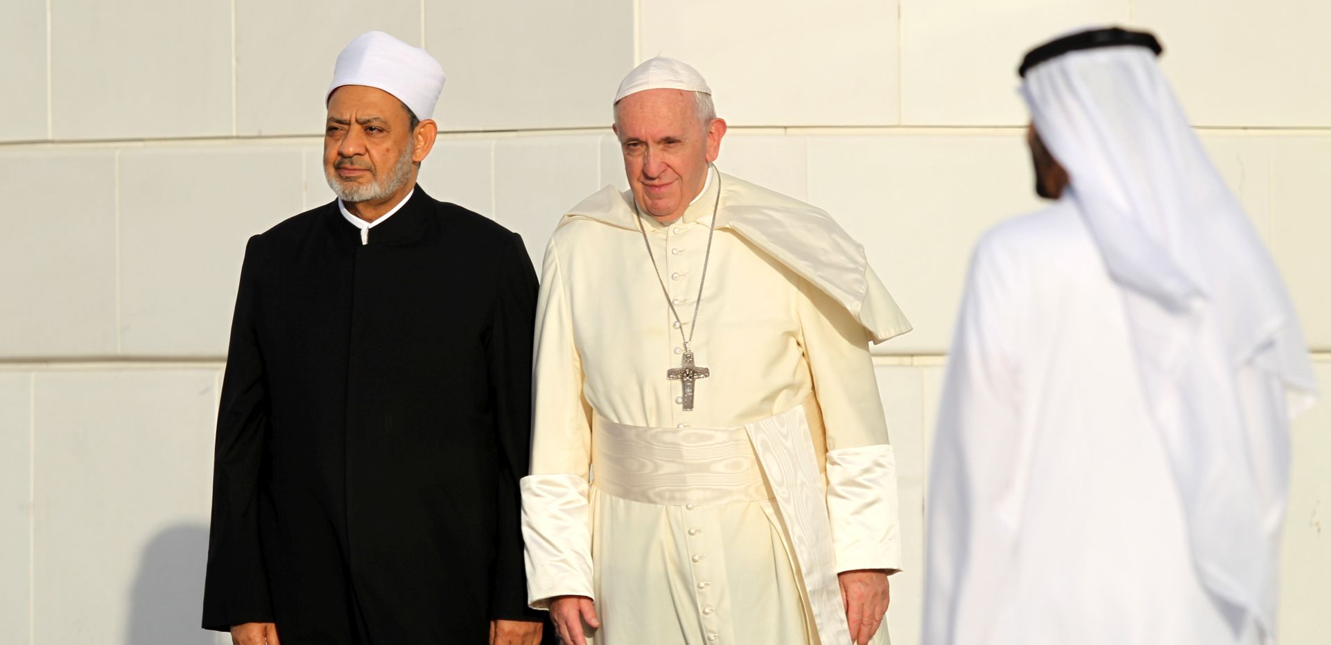 epa07342815 His Holiness Pope Francis (R) head of Catholic Church and His Eminence Ahmed el-Tayeb Grand Imam of Al Azhar Al Sharif visit Sheikh Zayed Mosque in the Gulf emirate of Abu Dhabi, United Arab Emirates, 04 February 2019. Pope Francis is on three-day visit to the UAE, making him the first pontiff to visit an Arab Gulf state.  EPA/ALI HAIDER